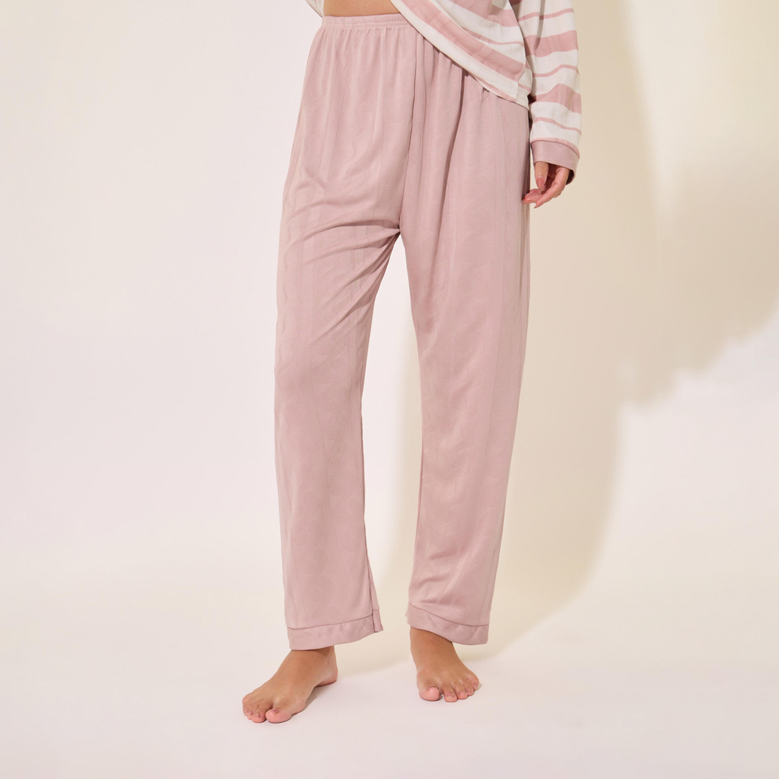 طقم من بنطال بيجاما وتيشيرت وياقة دائرية وتفاصيل بارزة الملمس-women-clothing-nightwear-pyjamas-longsets-image-6