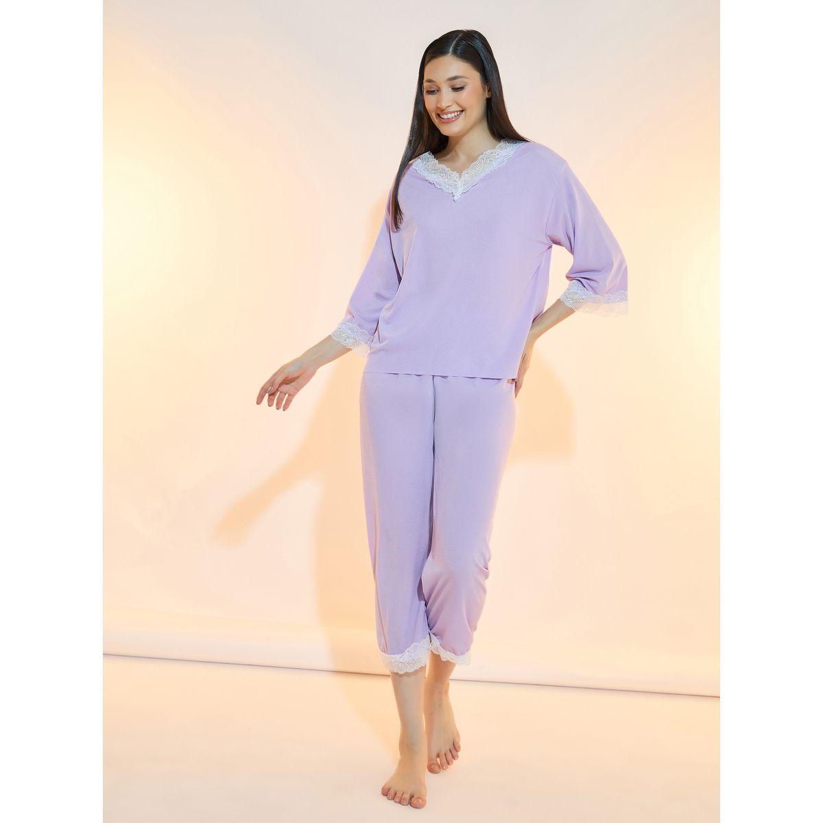 طقم من بنطال كابري وبلوزة بتفاصيل دانتيل-women-clothing-nightwear-pyjamas-longsets-image-1