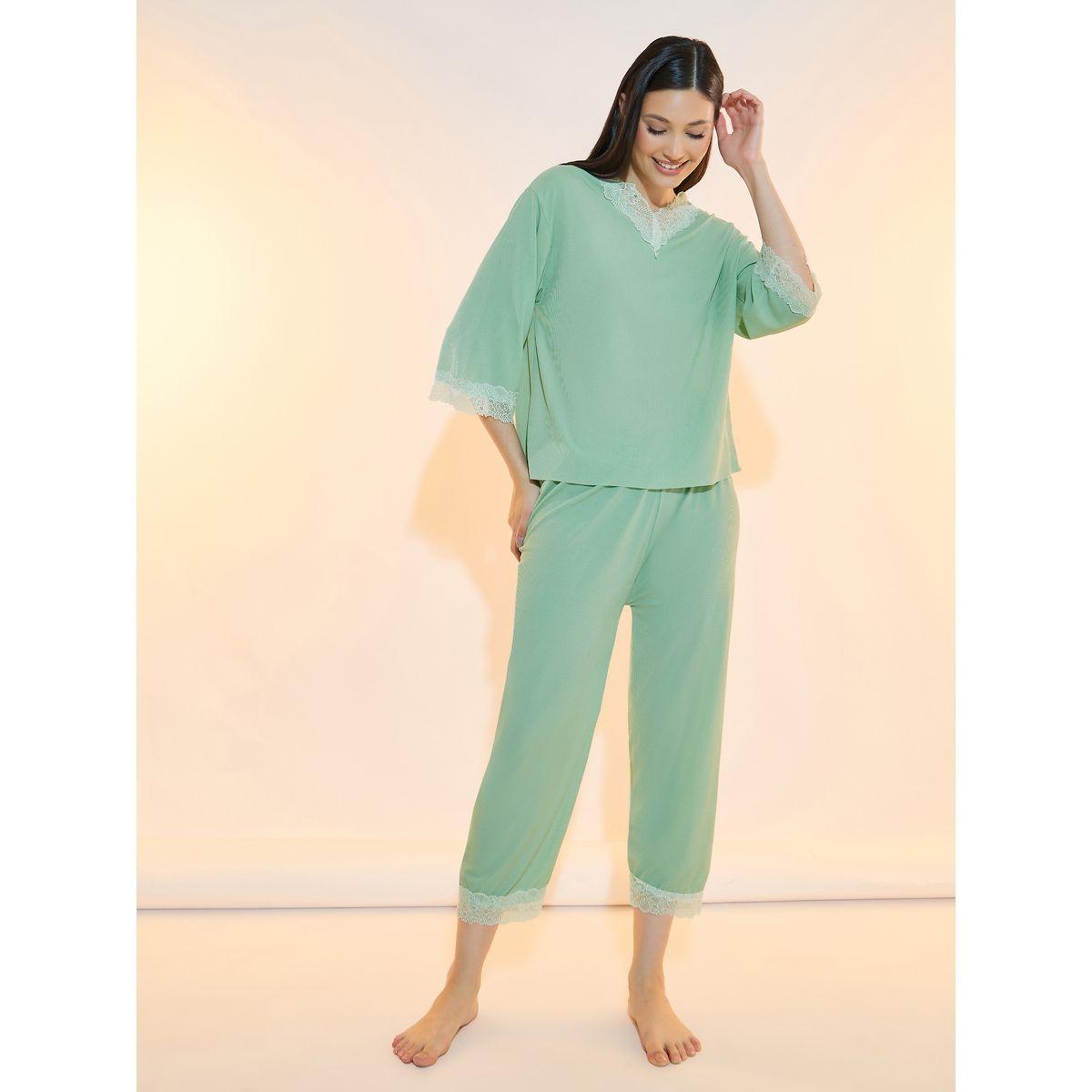 طقم من بنطال كابري وبلوزة بتفاصيل دانتيل-women-clothing-nightwear-pyjamas-longsets-image-1