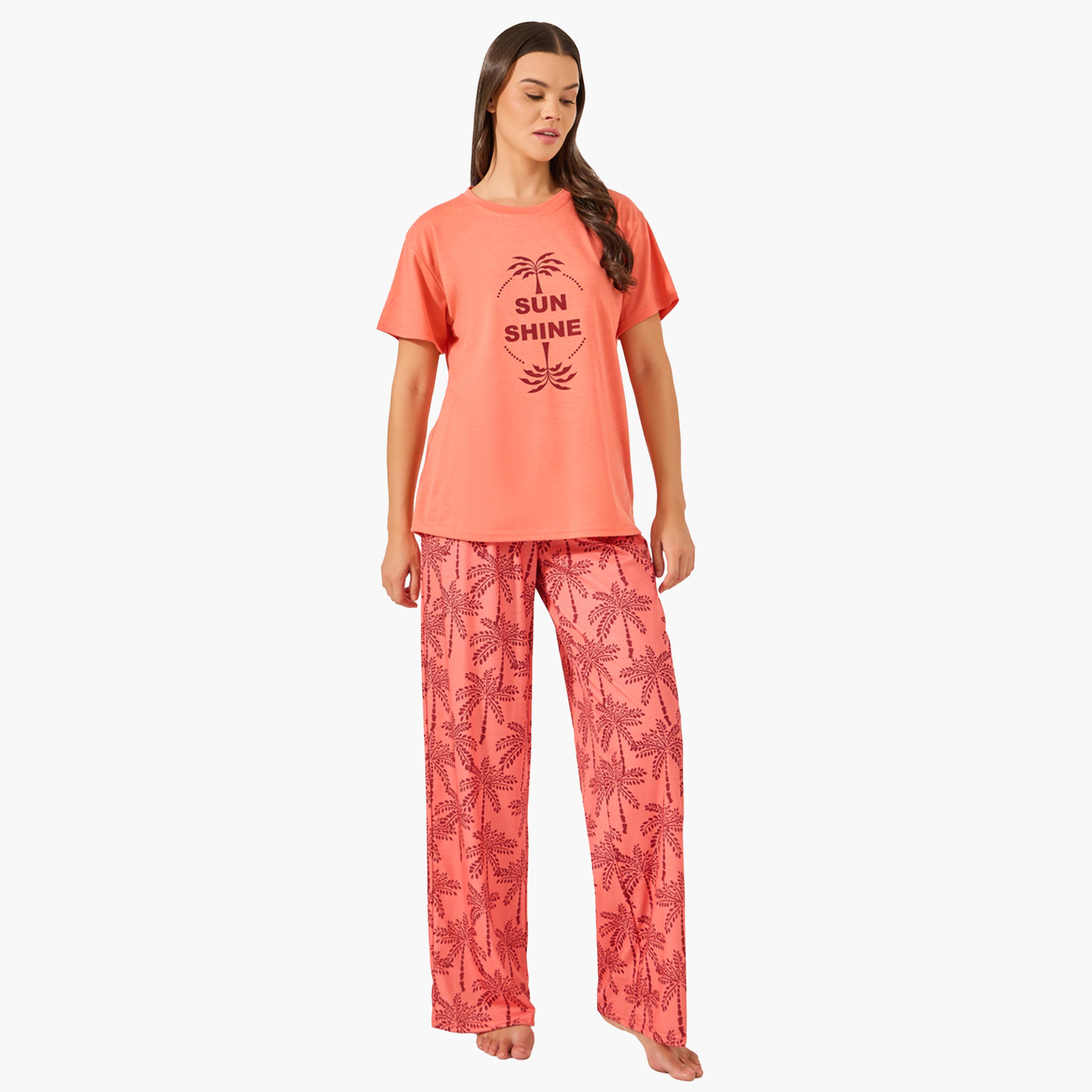 ستايلي - طقم تي شيرت بطبعة نخيل جرافيكية وأكتاف منسدلة مع بنطال بيجامة مستقيم-women-clothing-nightwear-pyjamas-longsets-image-1