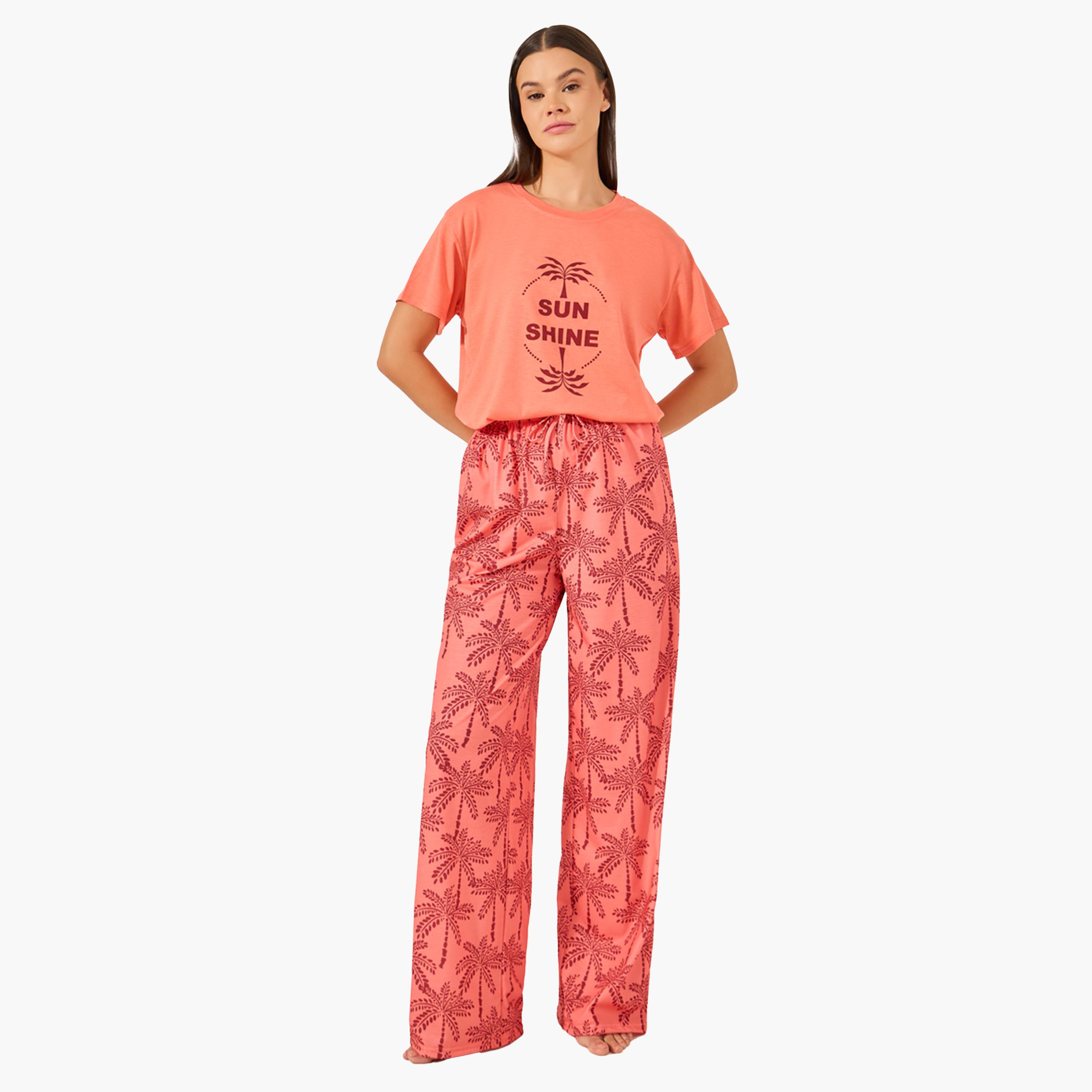 ستايلي - طقم تي شيرت بطبعة نخيل جرافيكية وأكتاف منسدلة مع بنطال بيجامة مستقيم-women-clothing-nightwear-pyjamas-longsets-image-2