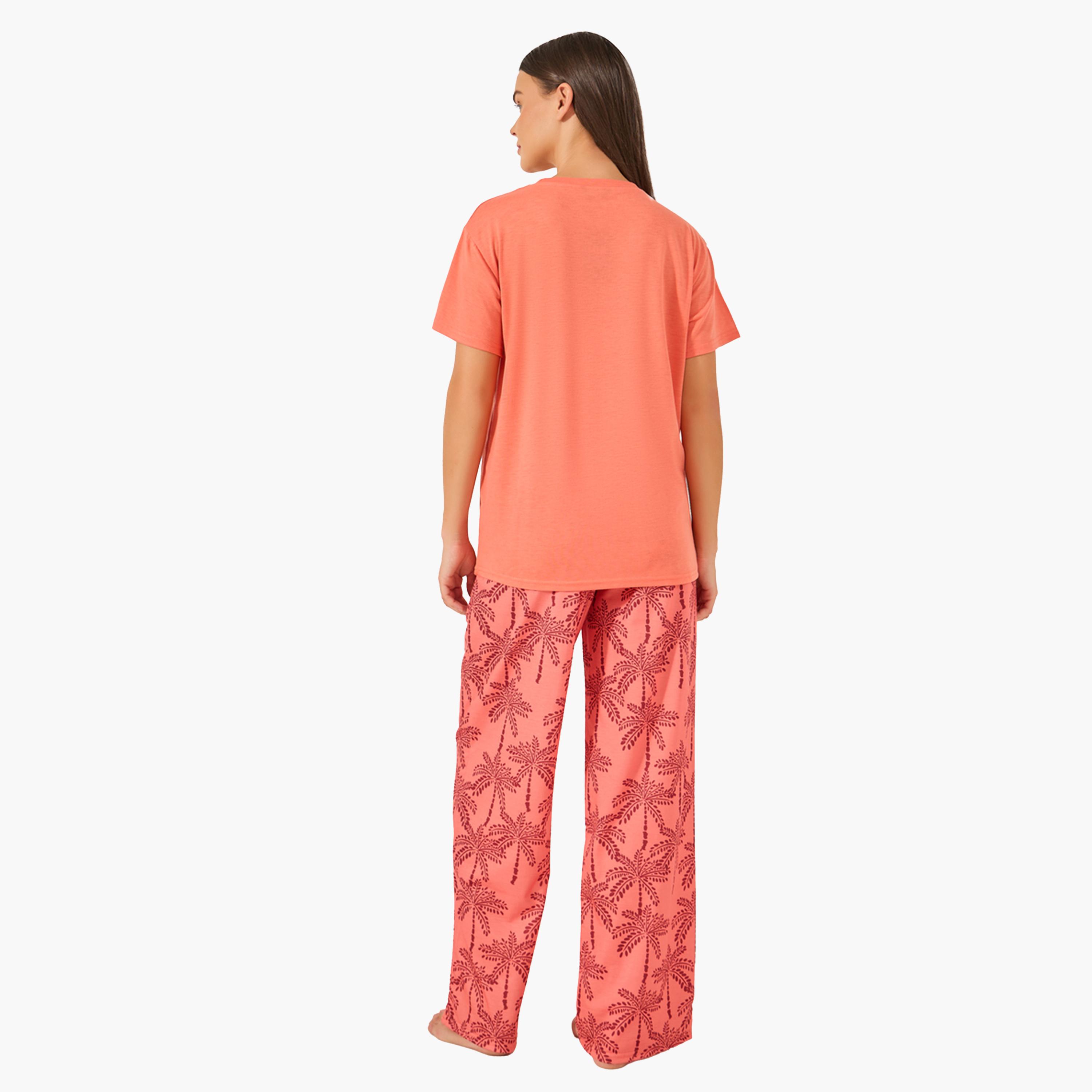 ستايلي - طقم تي شيرت بطبعة نخيل جرافيكية وأكتاف منسدلة مع بنطال بيجامة مستقيم-women-clothing-nightwear-pyjamas-longsets-image-5