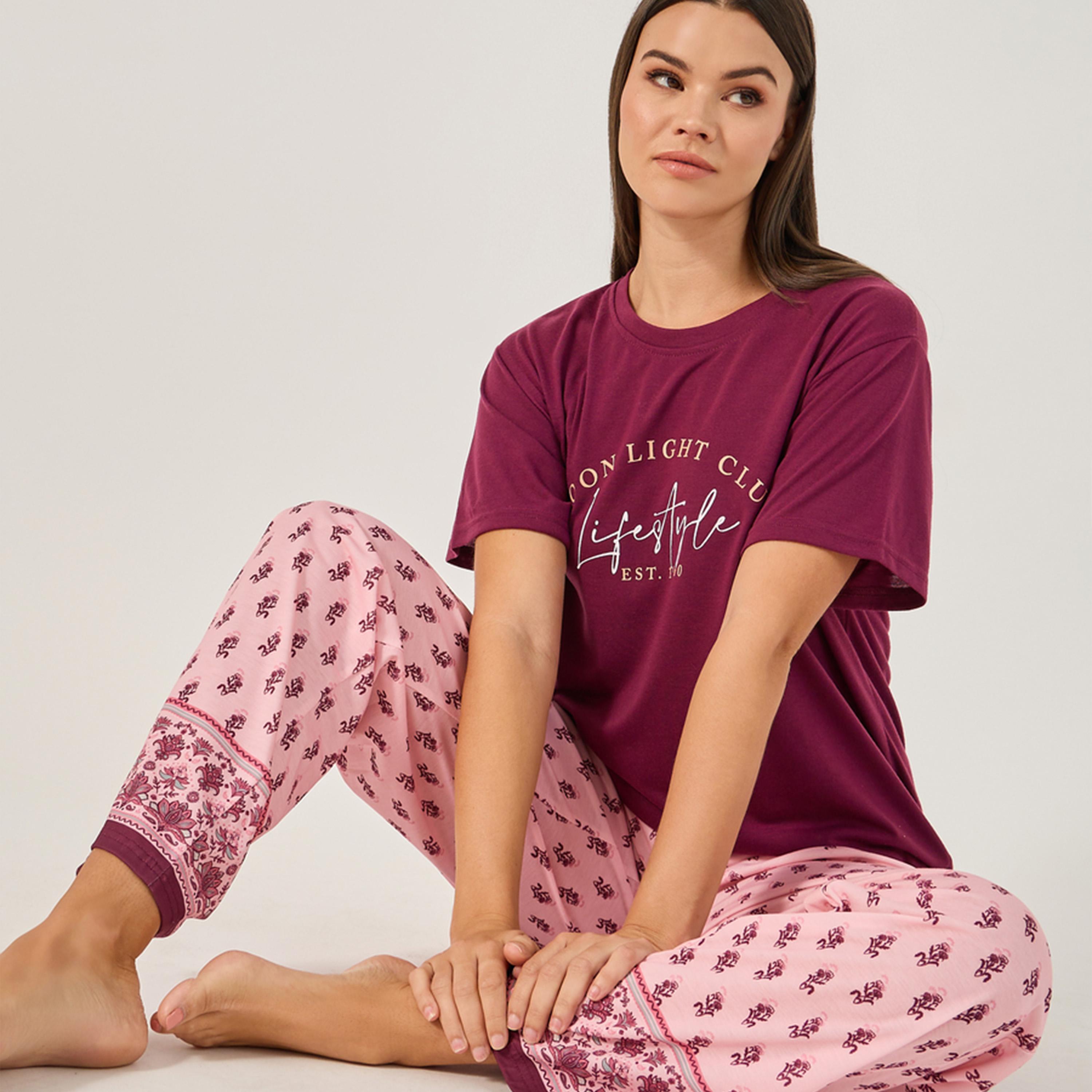 ستايلي - طقم من تيشيرت منسدل الكتفين بطبعة شعار وبنطال بيجاما-women-clothing-nightwear-pyjamas-longsets-image-1
