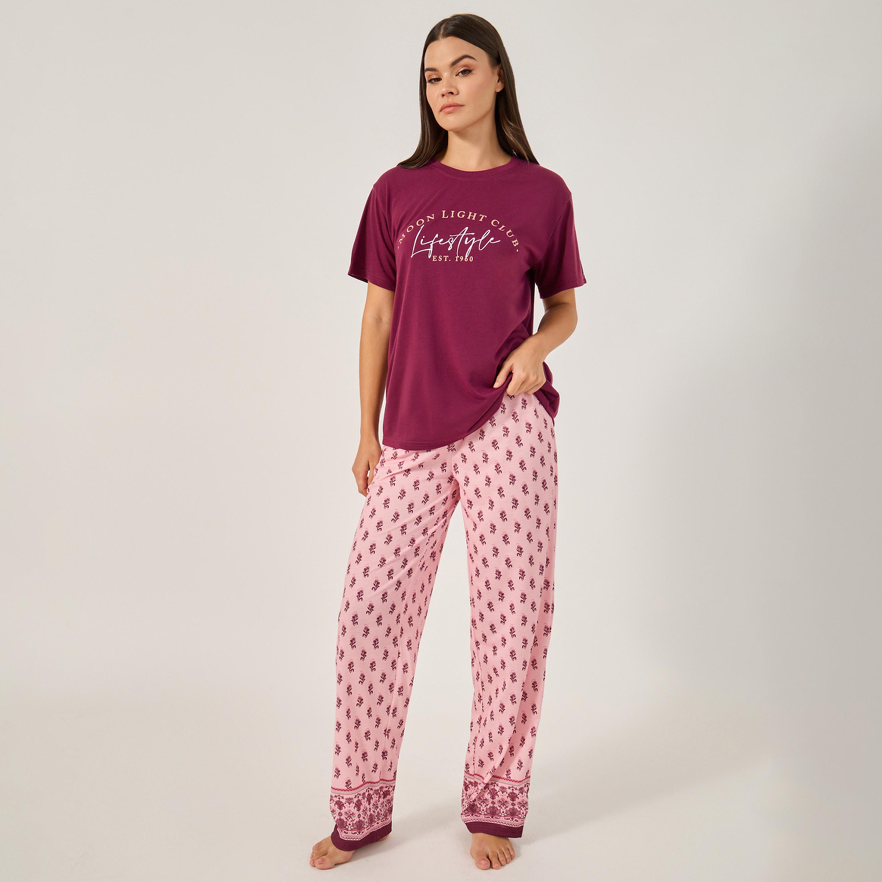 ستايلي - طقم من تيشيرت منسدل الكتفين بطبعة شعار وبنطال بيجاما-women-clothing-nightwear-pyjamas-longsets-image-2