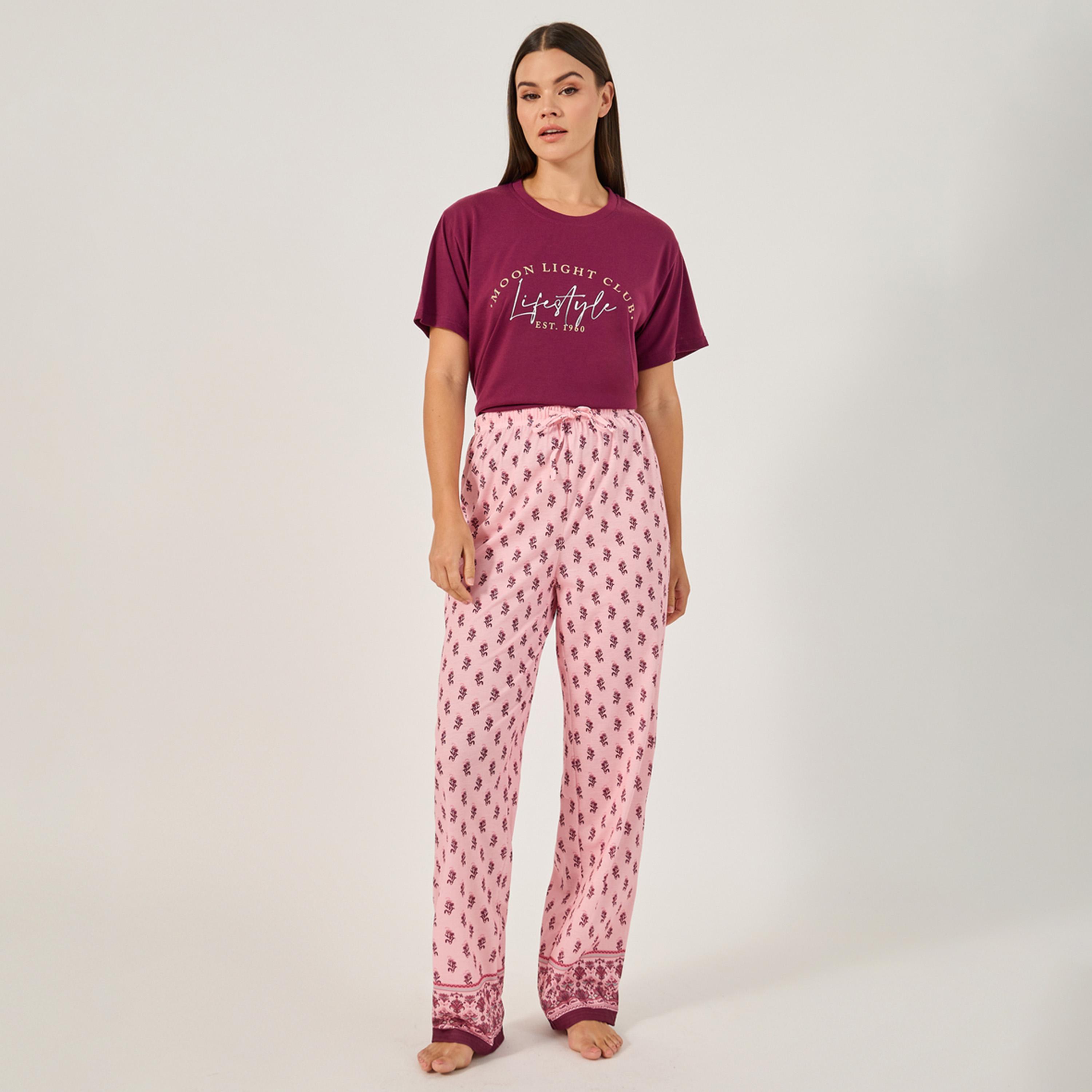 ستايلي - طقم من تيشيرت منسدل الكتفين بطبعة شعار وبنطال بيجاما-women-clothing-nightwear-pyjamas-longsets-image-3