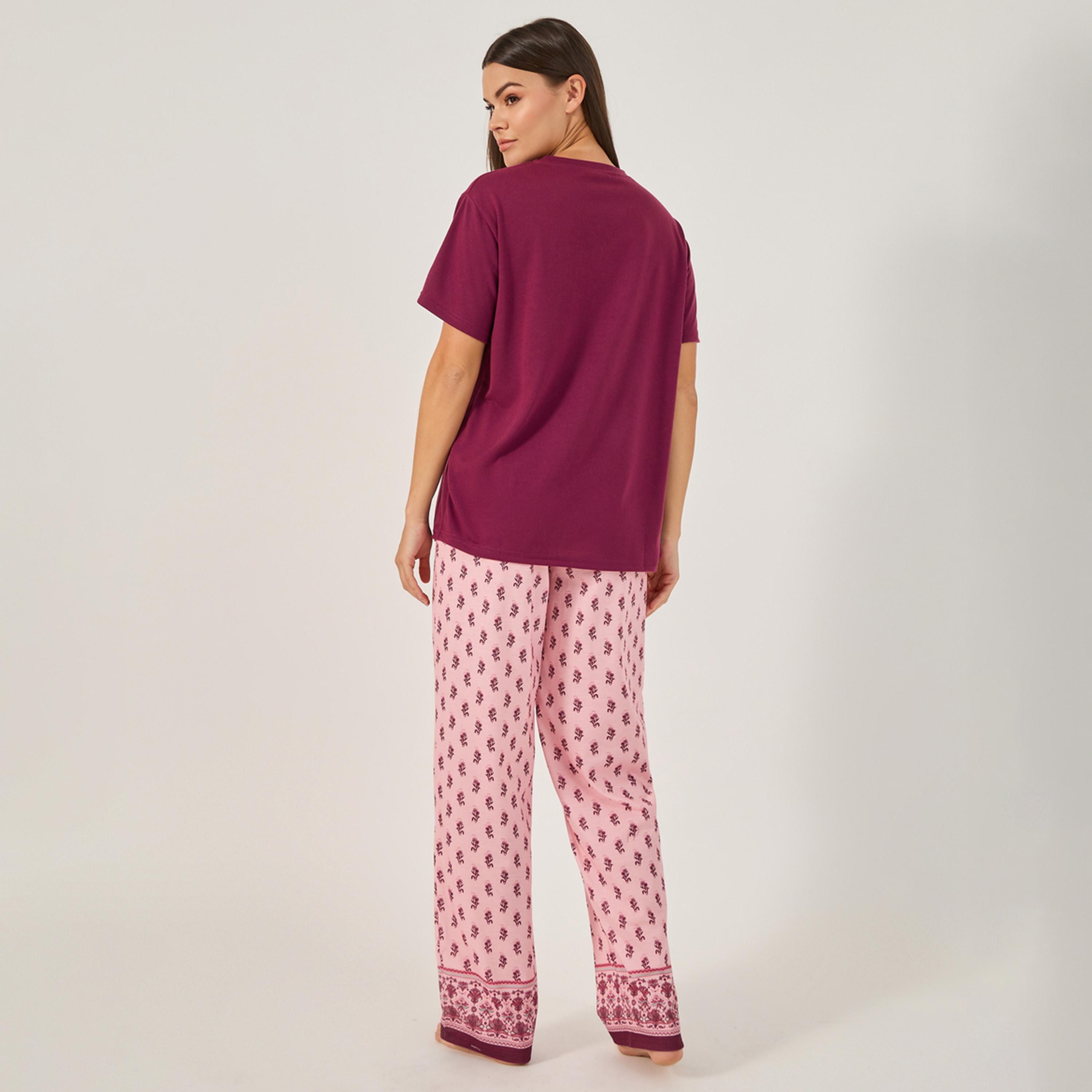 ستايلي - طقم من تيشيرت منسدل الكتفين بطبعة شعار وبنطال بيجاما-women-clothing-nightwear-pyjamas-longsets-image-6