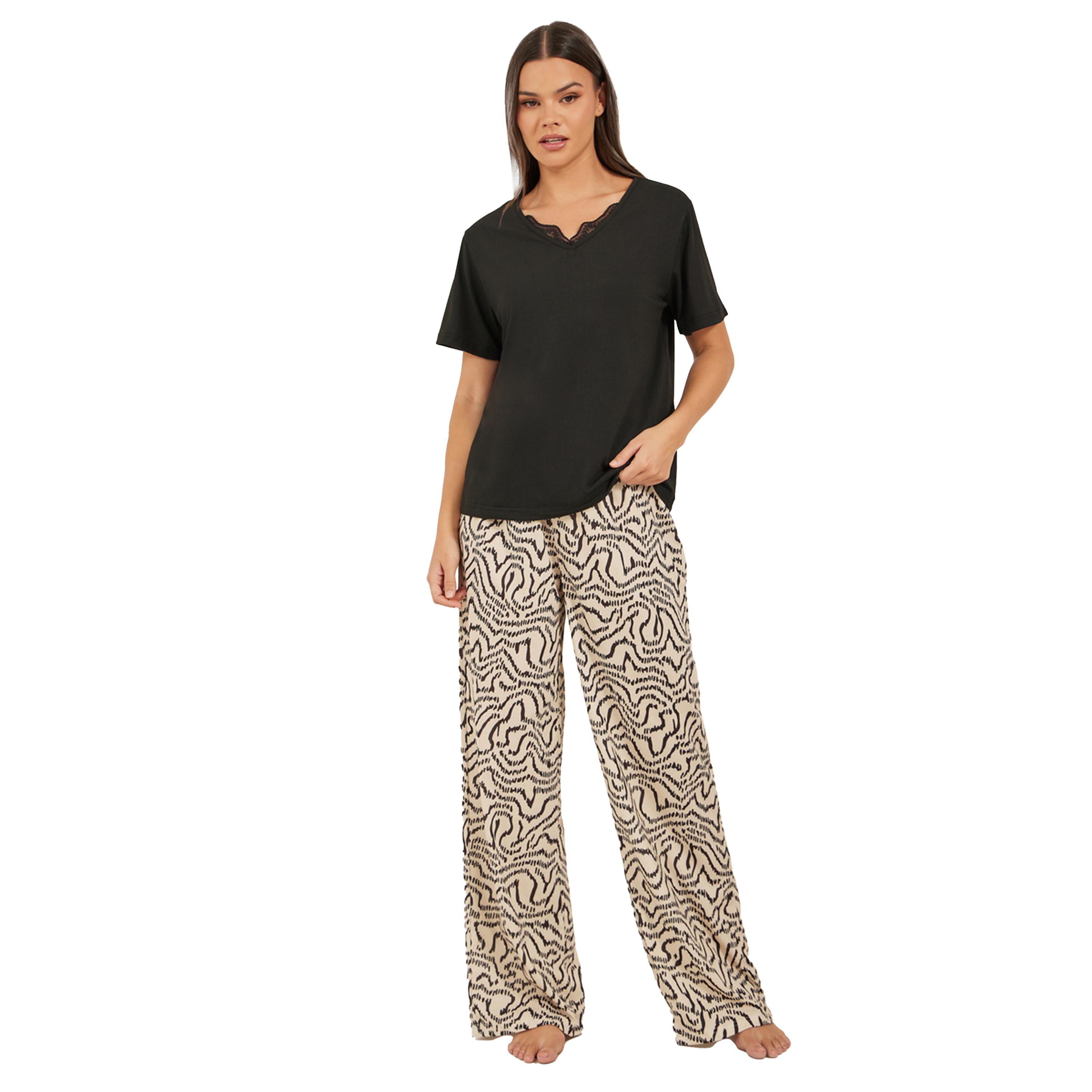 ستايلي - طقم تي شيرت بفتحة رقبة مدببة وحواف دانتيل مع بنطال بيجاما مطبوع-women-clothing-nightwear-pyjamas-longsets-image-1