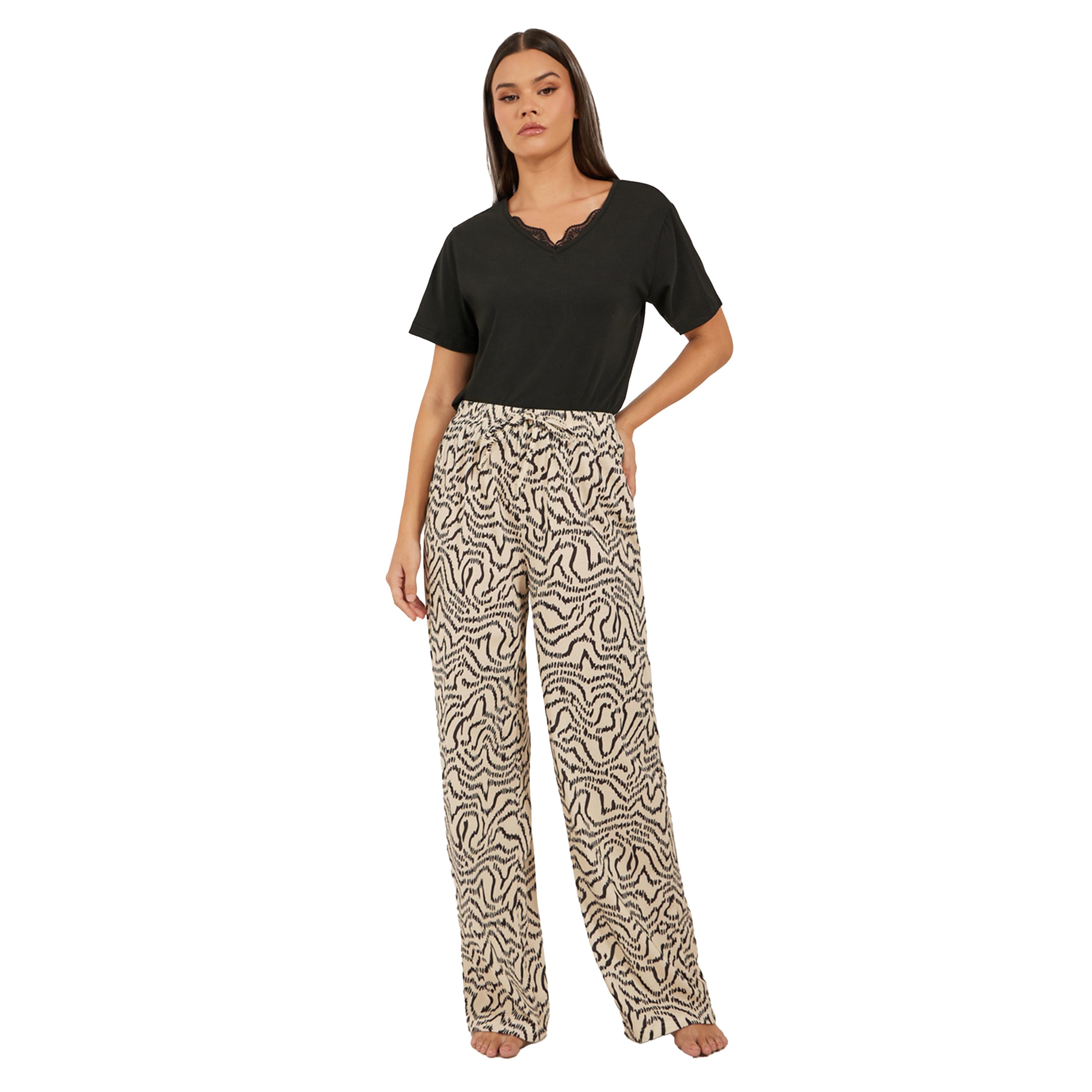 ستايلي - طقم تي شيرت بفتحة رقبة مدببة وحواف دانتيل مع بنطال بيجاما مطبوع-women-clothing-nightwear-pyjamas-longsets-image-2