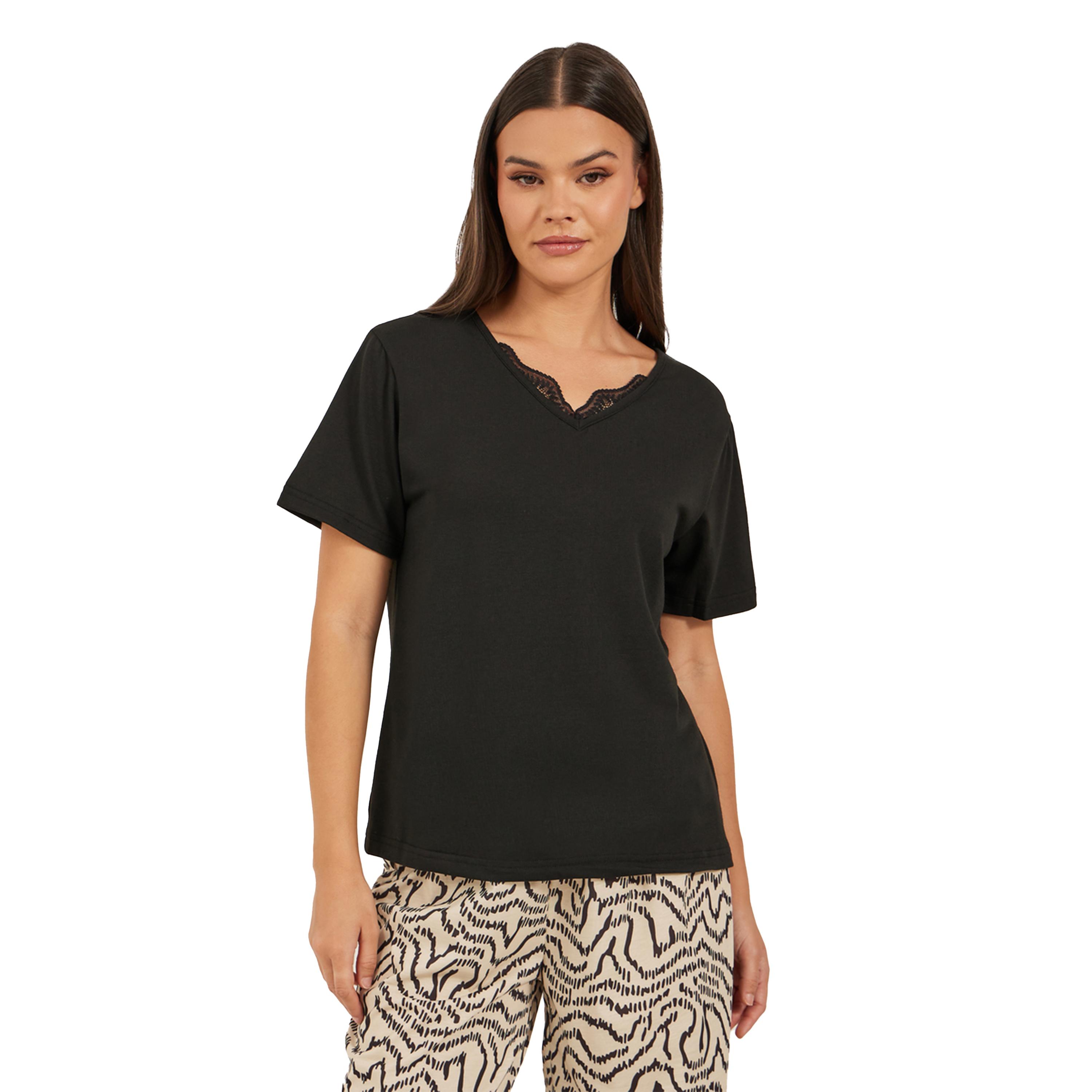 ستايلي - طقم تي شيرت بفتحة رقبة مدببة وحواف دانتيل مع بنطال بيجاما مطبوع-women-clothing-nightwear-pyjamas-longsets-image-3
