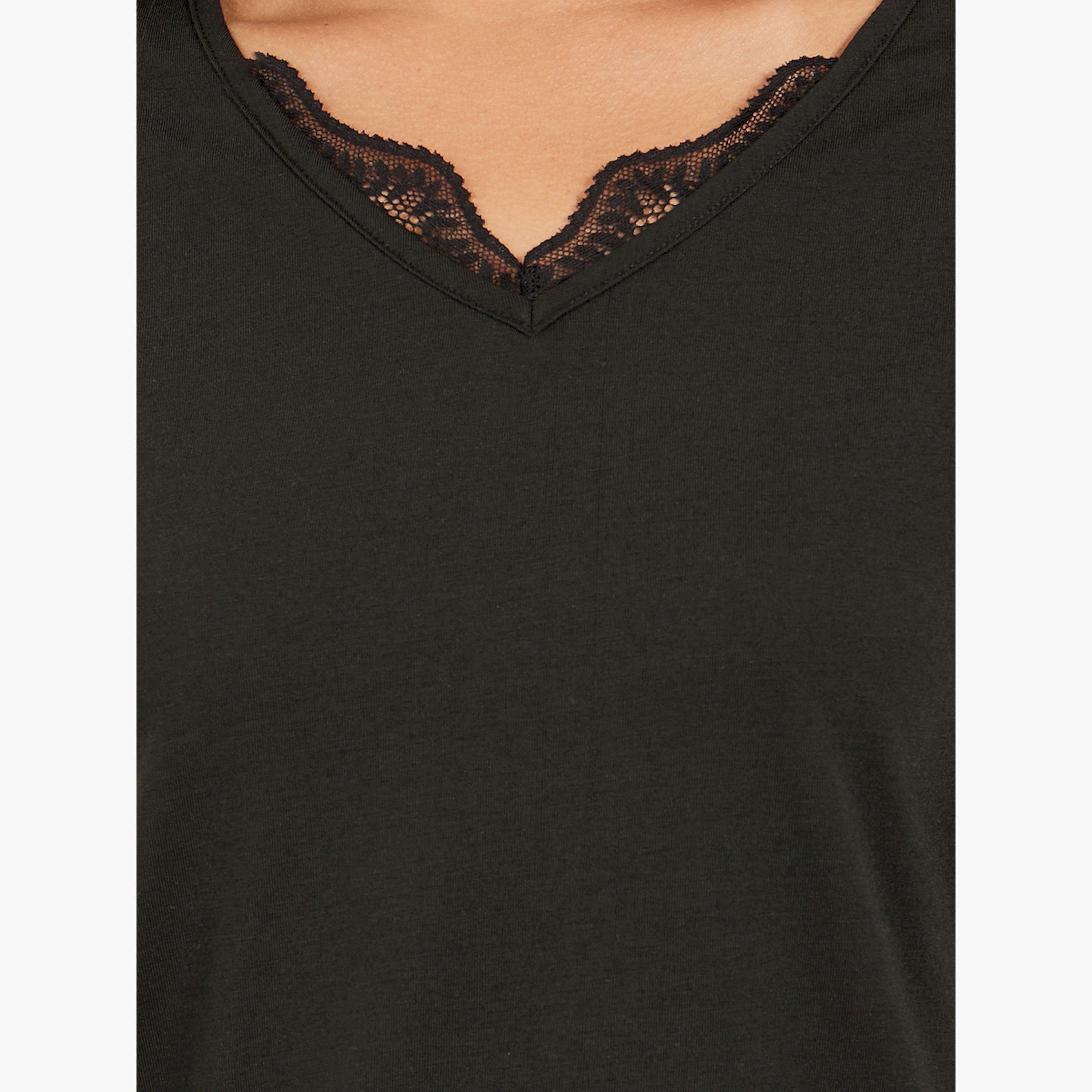 ستايلي - طقم تي شيرت بفتحة رقبة مدببة وحواف دانتيل مع بنطال بيجاما مطبوع-women-clothing-nightwear-pyjamas-longsets-image-4