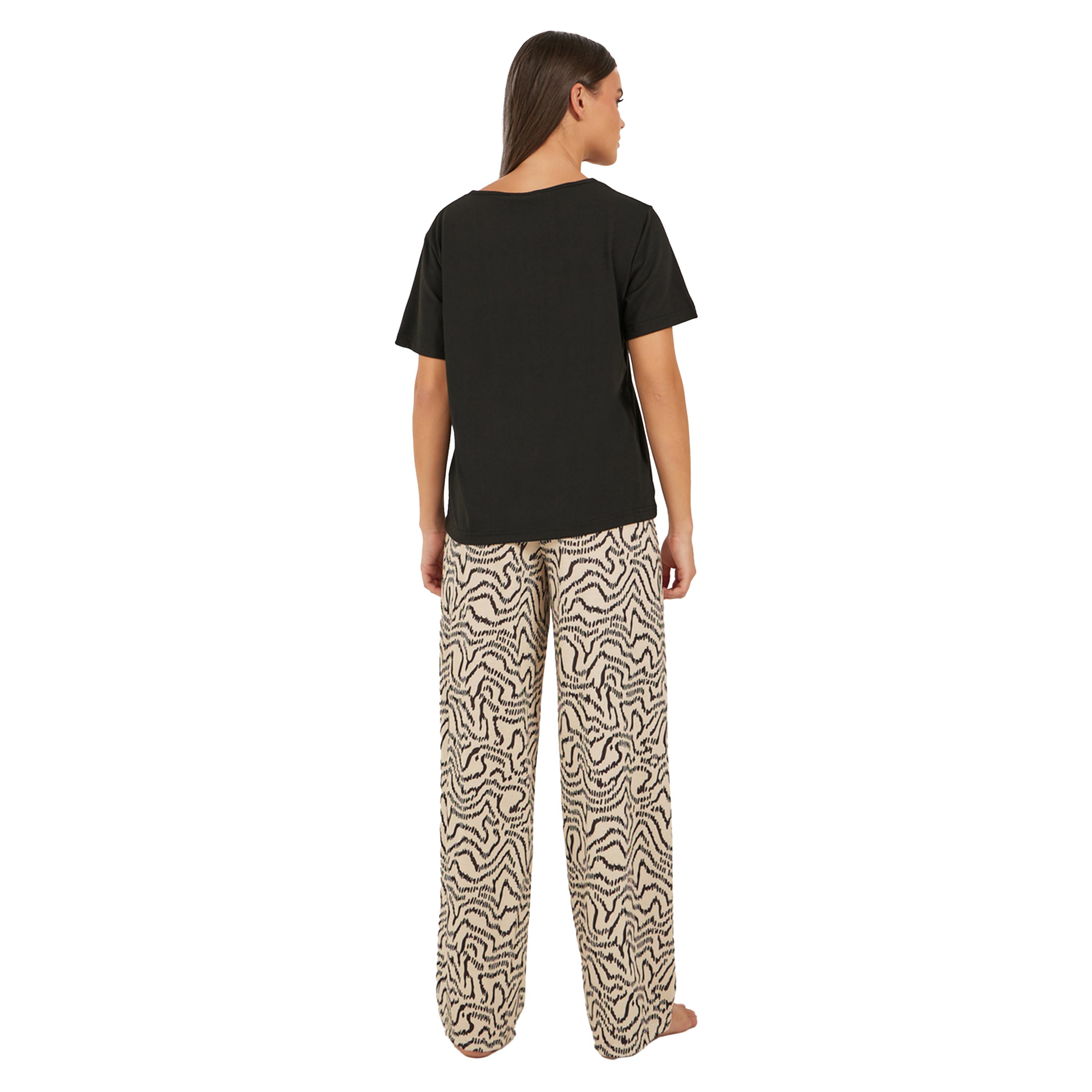 ستايلي - طقم تي شيرت بفتحة رقبة مدببة وحواف دانتيل مع بنطال بيجاما مطبوع-women-clothing-nightwear-pyjamas-longsets-image-5