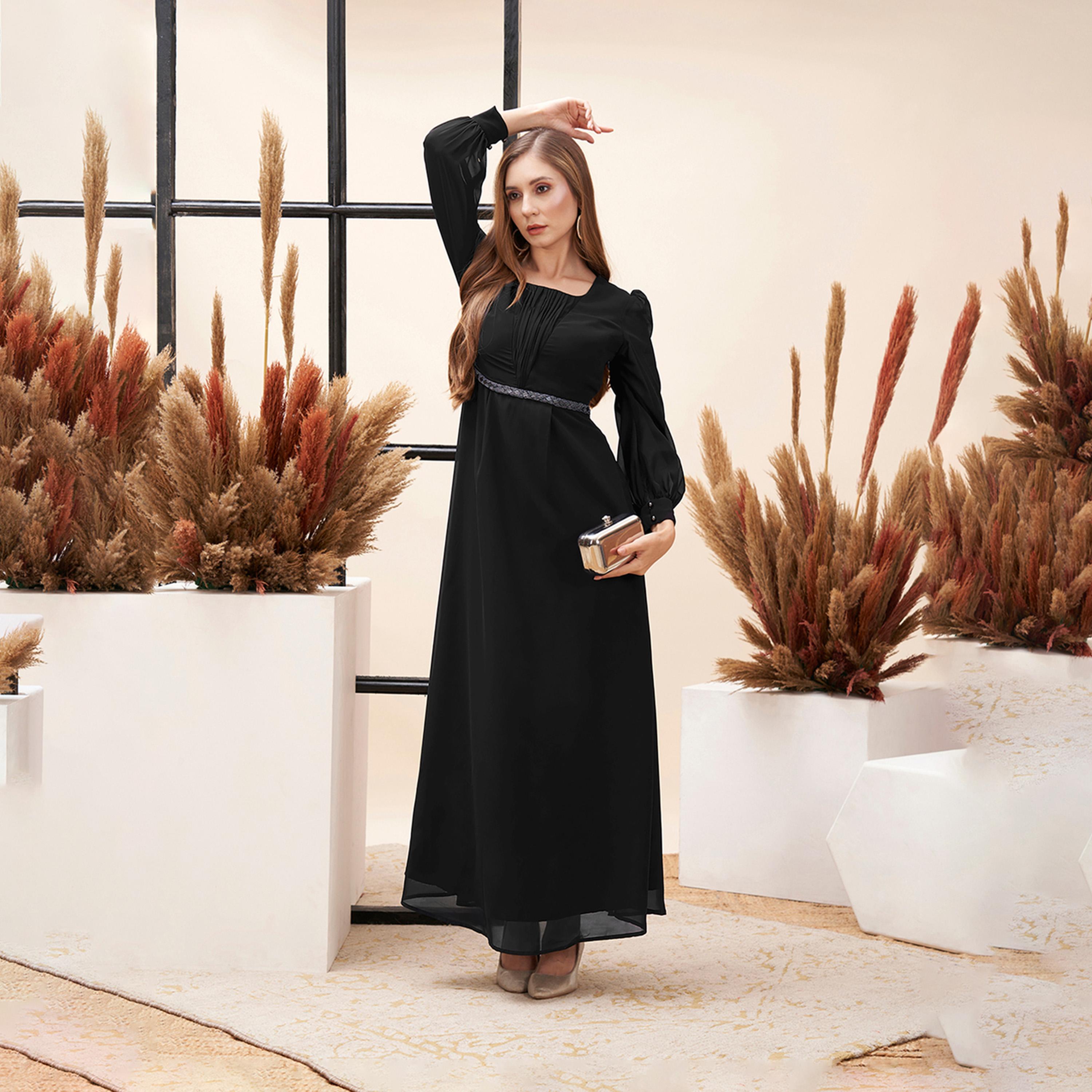 ميش × ستايلي - فستان ماكسي أسود برقبة دائرية وتفاصيل تطريز عند الخصر-women-clothing-dresses-image-1