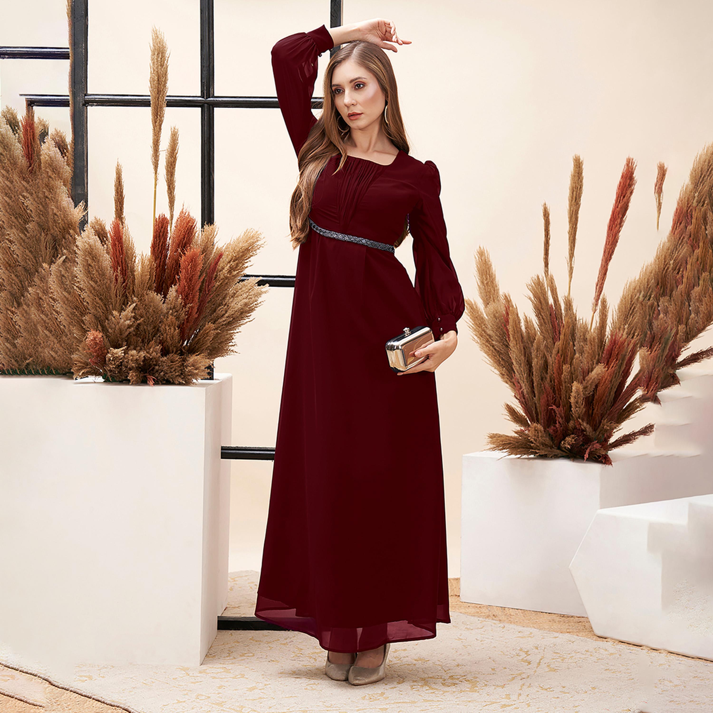 مش × ستايلي-  فستان ماكسي كستنائي اللون مع رقبة دائرية وتفاصيل مطرزة عند الخصر-women-clothing-dresses-image-1