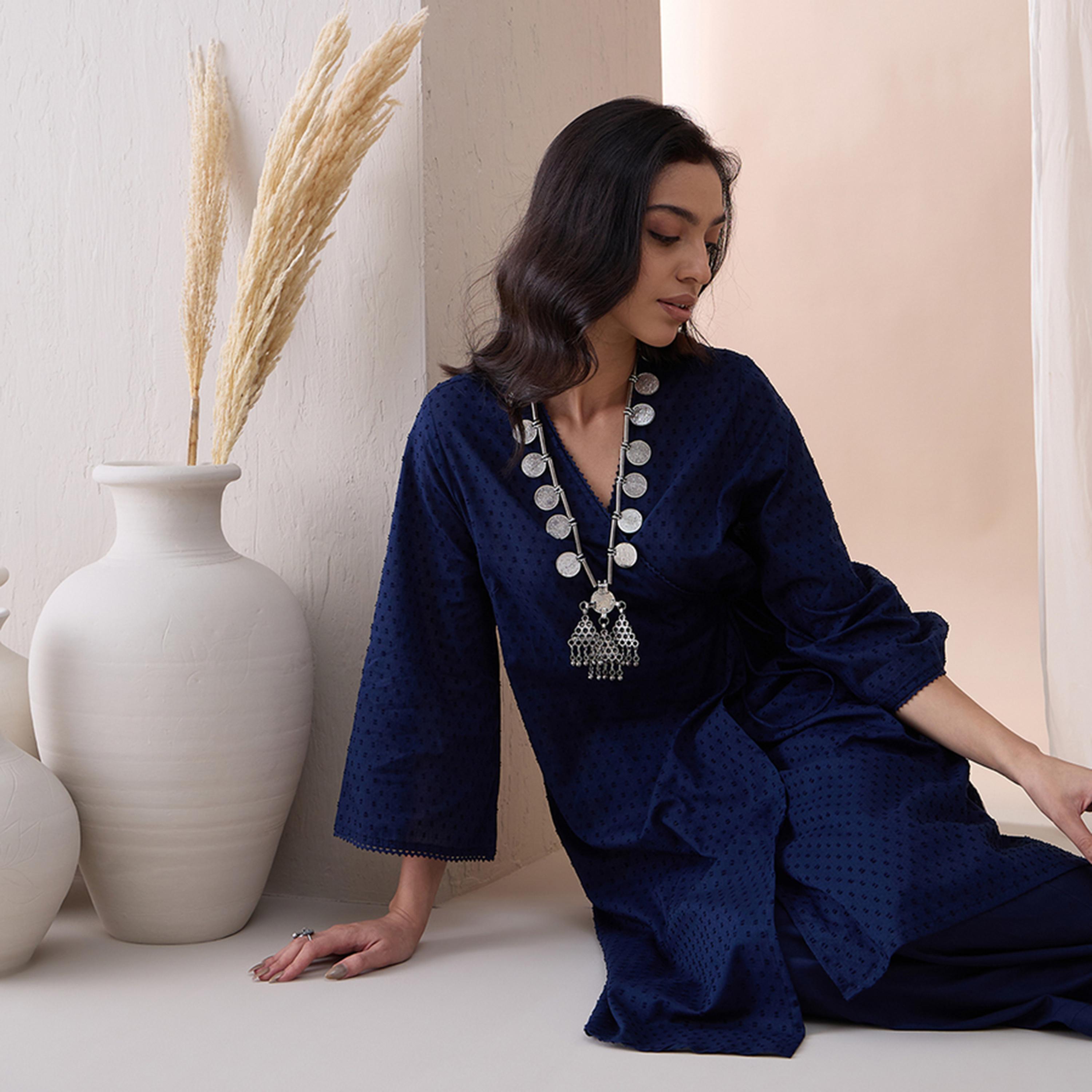 فيميلا × ستايلي - قميص كورتا من قماش دوبي مع بنطال مستقيم-women-clothing-coordsets-image-2