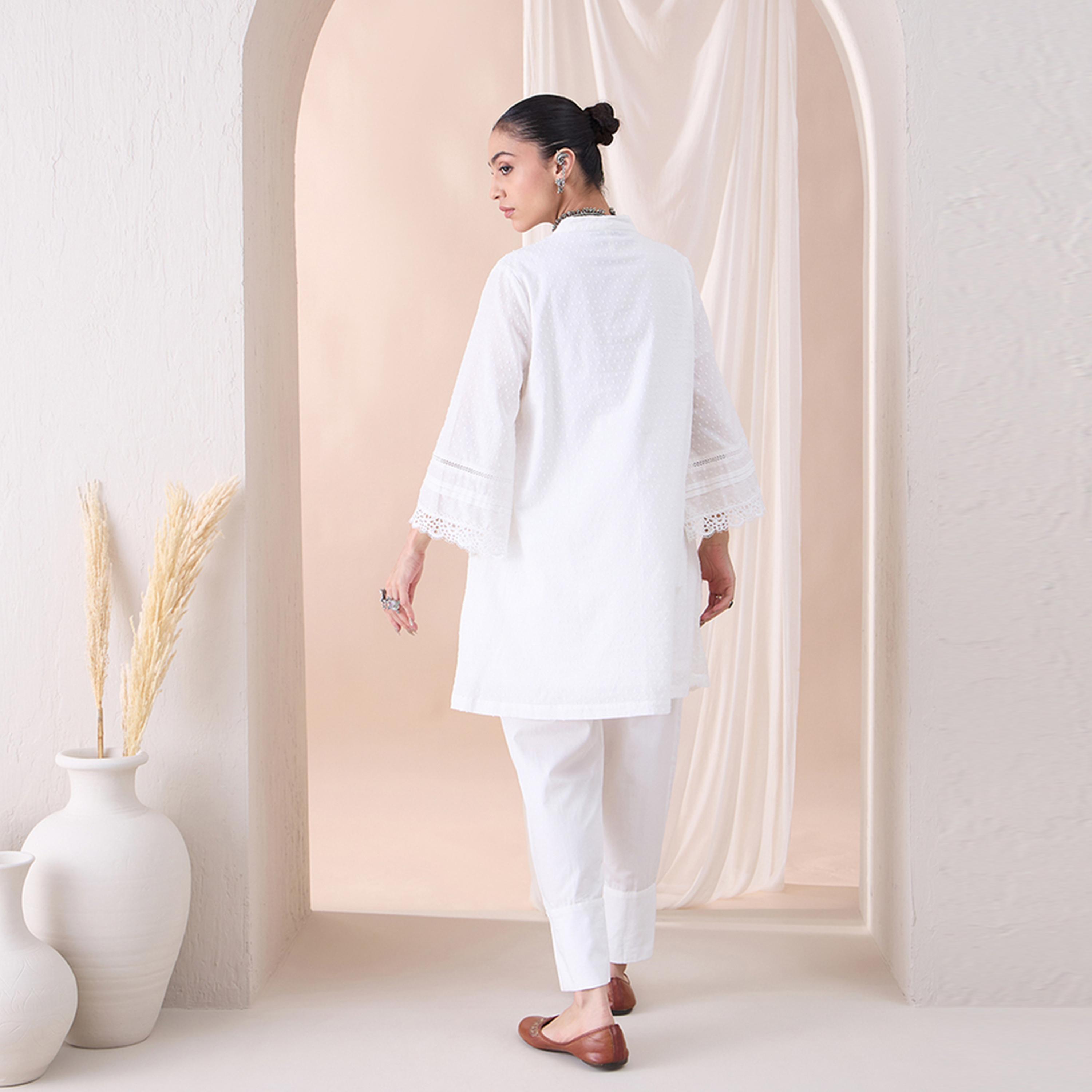 فيميلا × ستايلي - قميص كورتا بتفاصيل دانتيل دوبي مع بنطال مطوي-women-clothing-coordsets-image-2