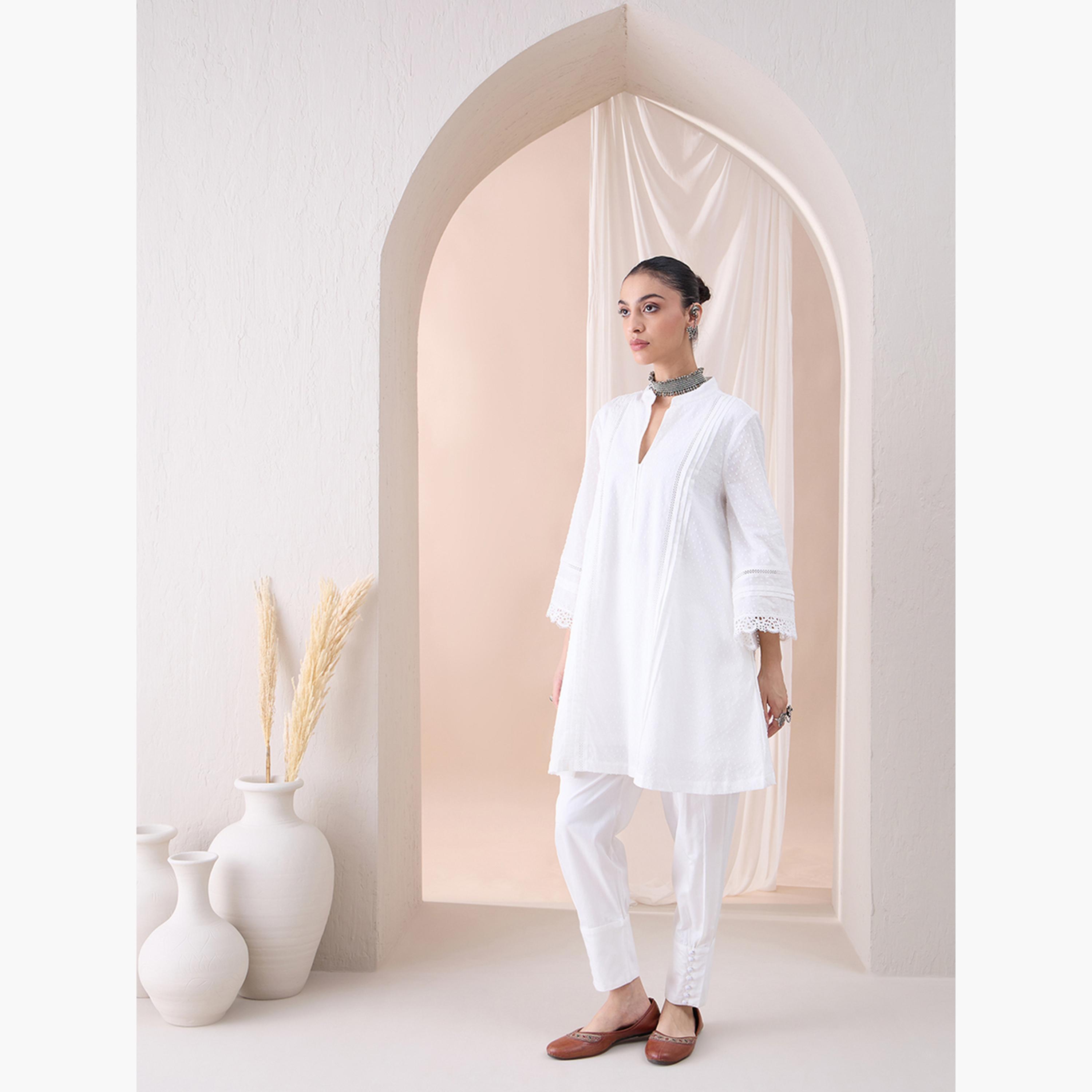 فيميلا × ستايلي - قميص كورتا بتفاصيل دانتيل دوبي مع بنطال مطوي-women-clothing-coordsets-image-3