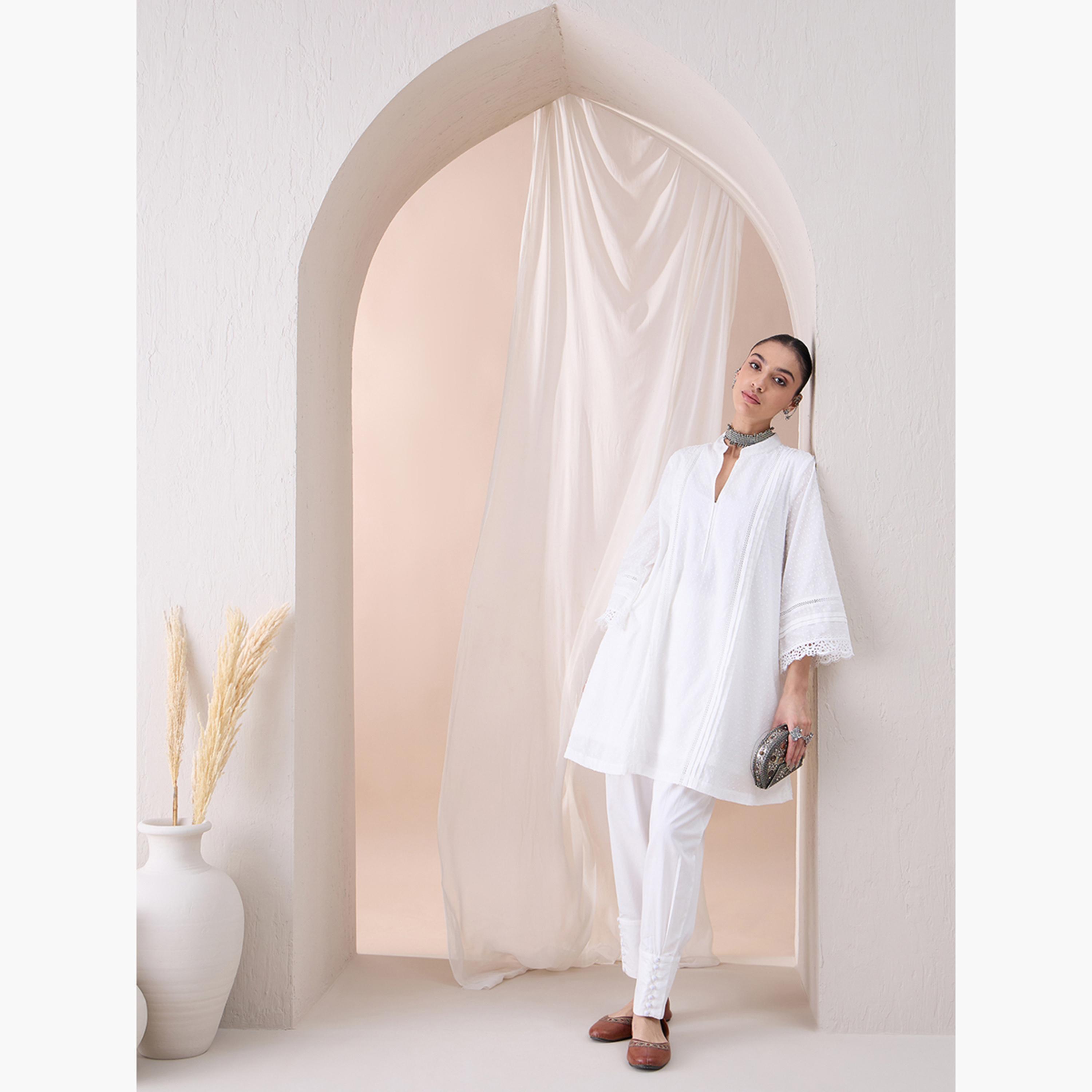 فيميلا × ستايلي - قميص كورتا بتفاصيل دانتيل دوبي مع بنطال مطوي-women-clothing-coordsets-image-5