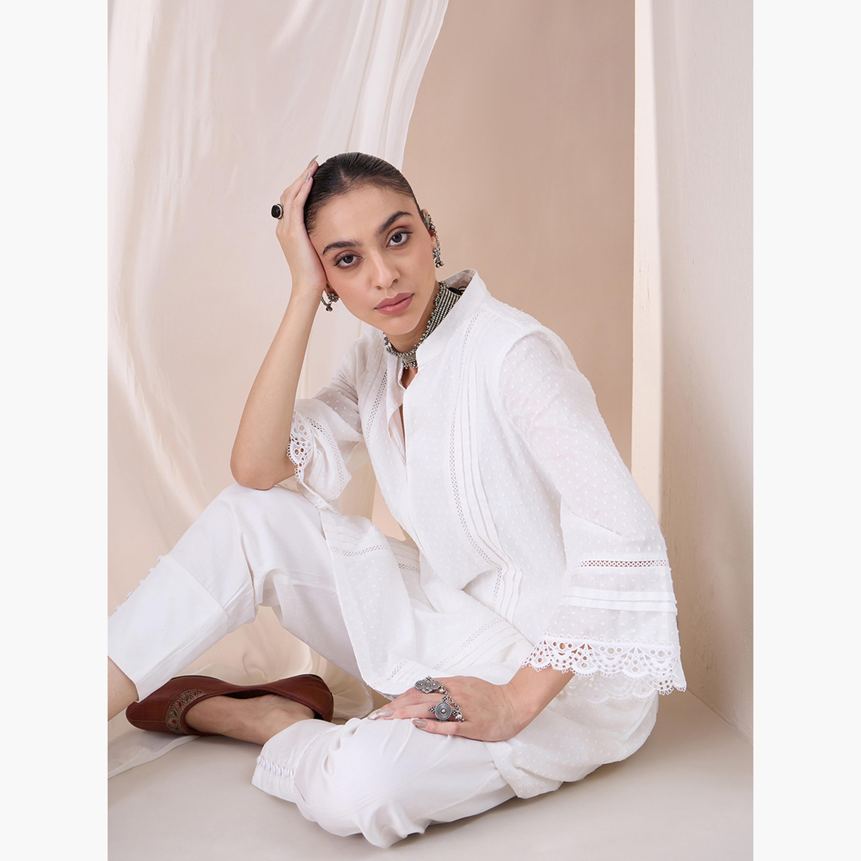 فيميلا × ستايلي - قميص كورتا بتفاصيل دانتيل دوبي مع بنطال مطوي-women-clothing-coordsets-image-6