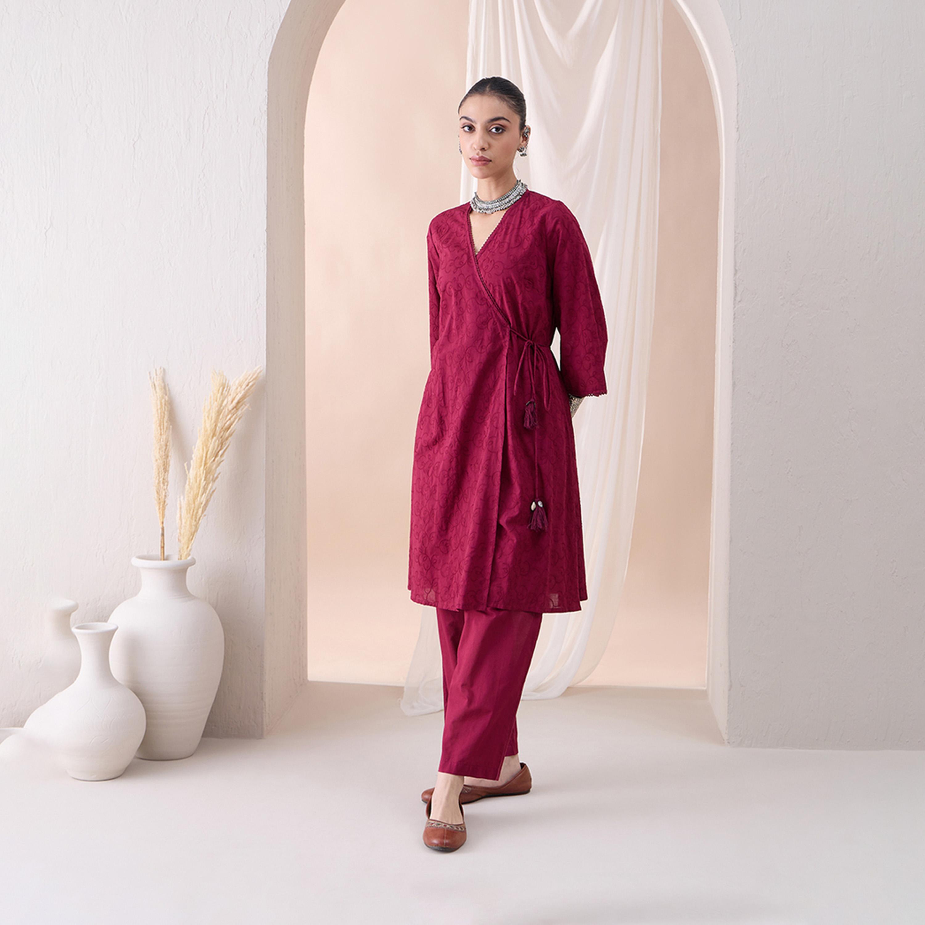 فيميلا × ستايلي - طقم كورتا ملفوفة قطن مطرزة بفتحة على شكل V مع بنطلون بقصّة مستقيمة-women-clothing-coordsets-image-4