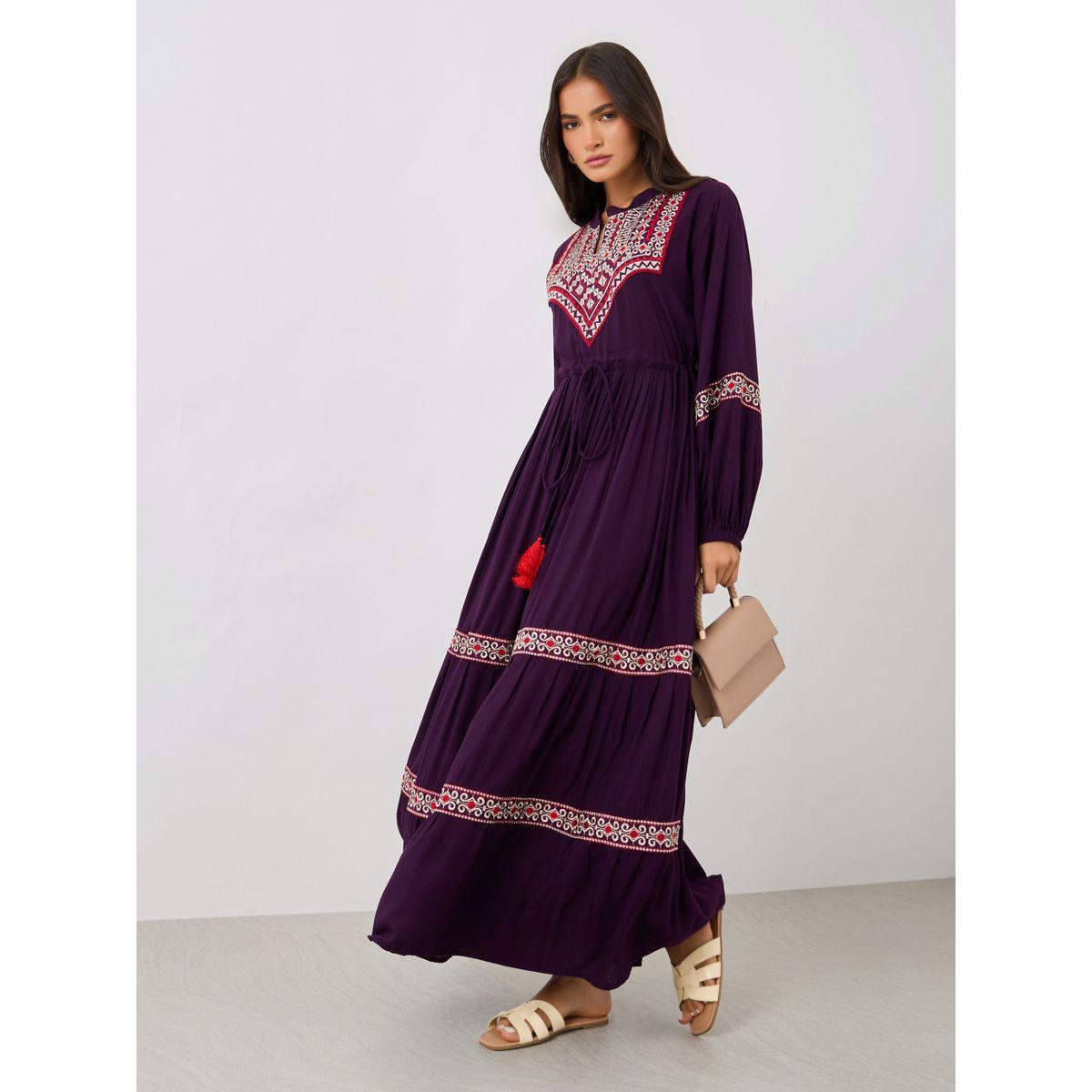 جلابية مُطرّزة بحافة واسعة وتفاصيل مزمومة-women-arabicclothing-jalabiyas-image-1