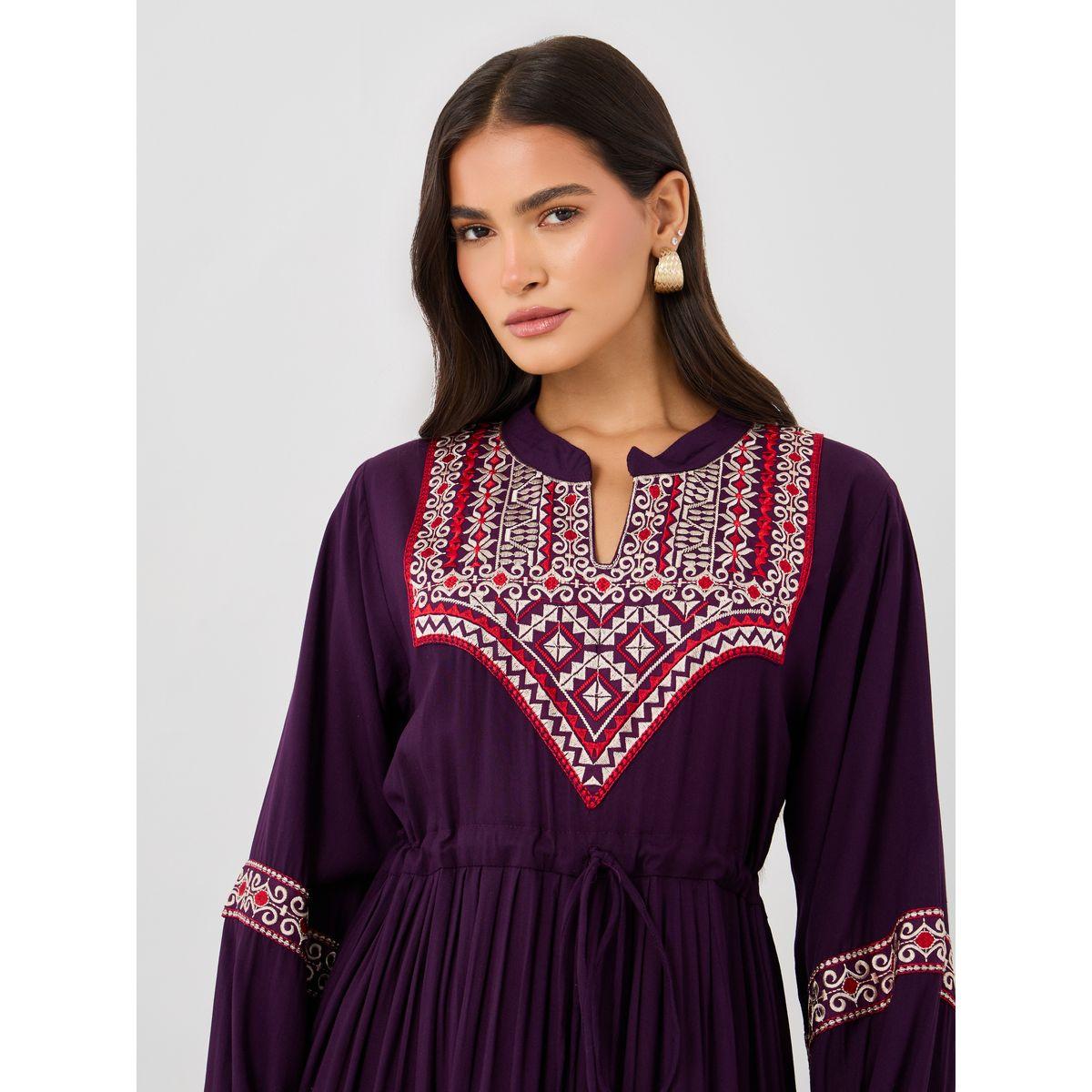 جلابية مُطرّزة بحافة واسعة وتفاصيل مزمومة-women-arabicclothing-jalabiyas-image-3