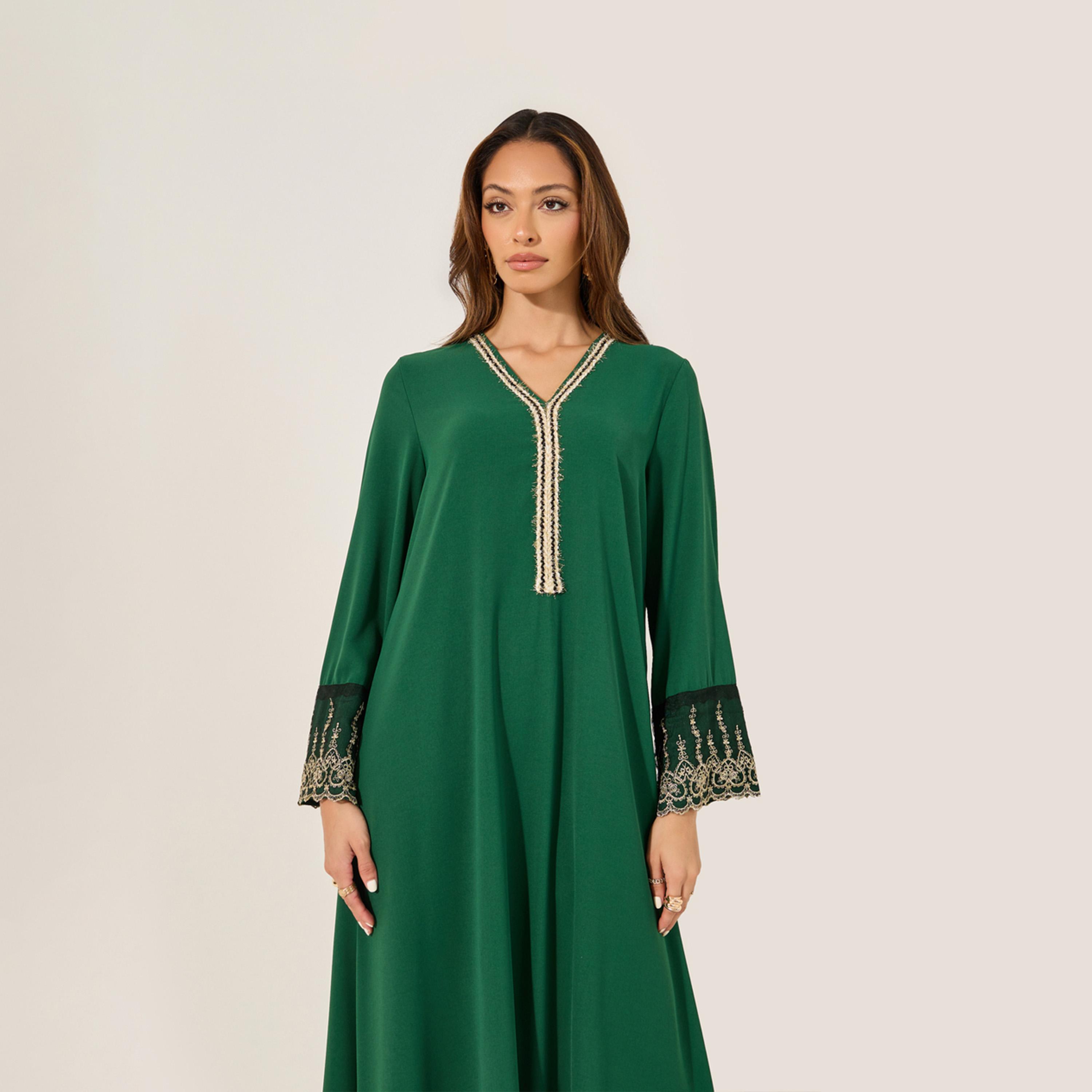 ستايلي - جلابية مطرزة برقبة على شكل V ومزينة بشراشيب-women-arabicclothing-jalabiyas-image-3