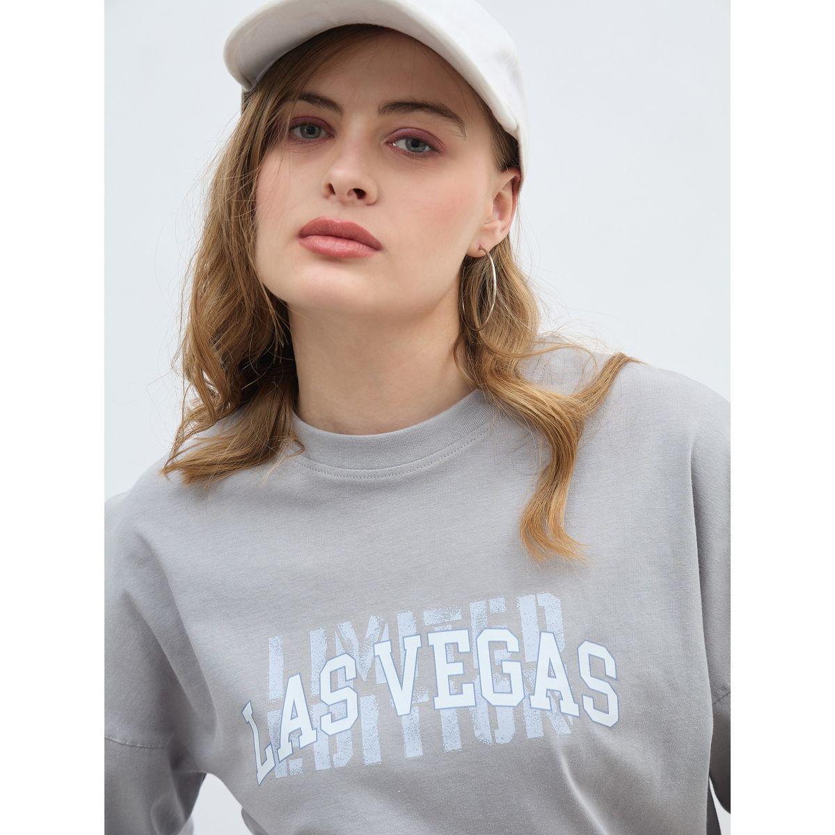 تيشيرت بطبعة كتابة وأكتاف مبالغ فيها-women-clothing-tshirts-image-4