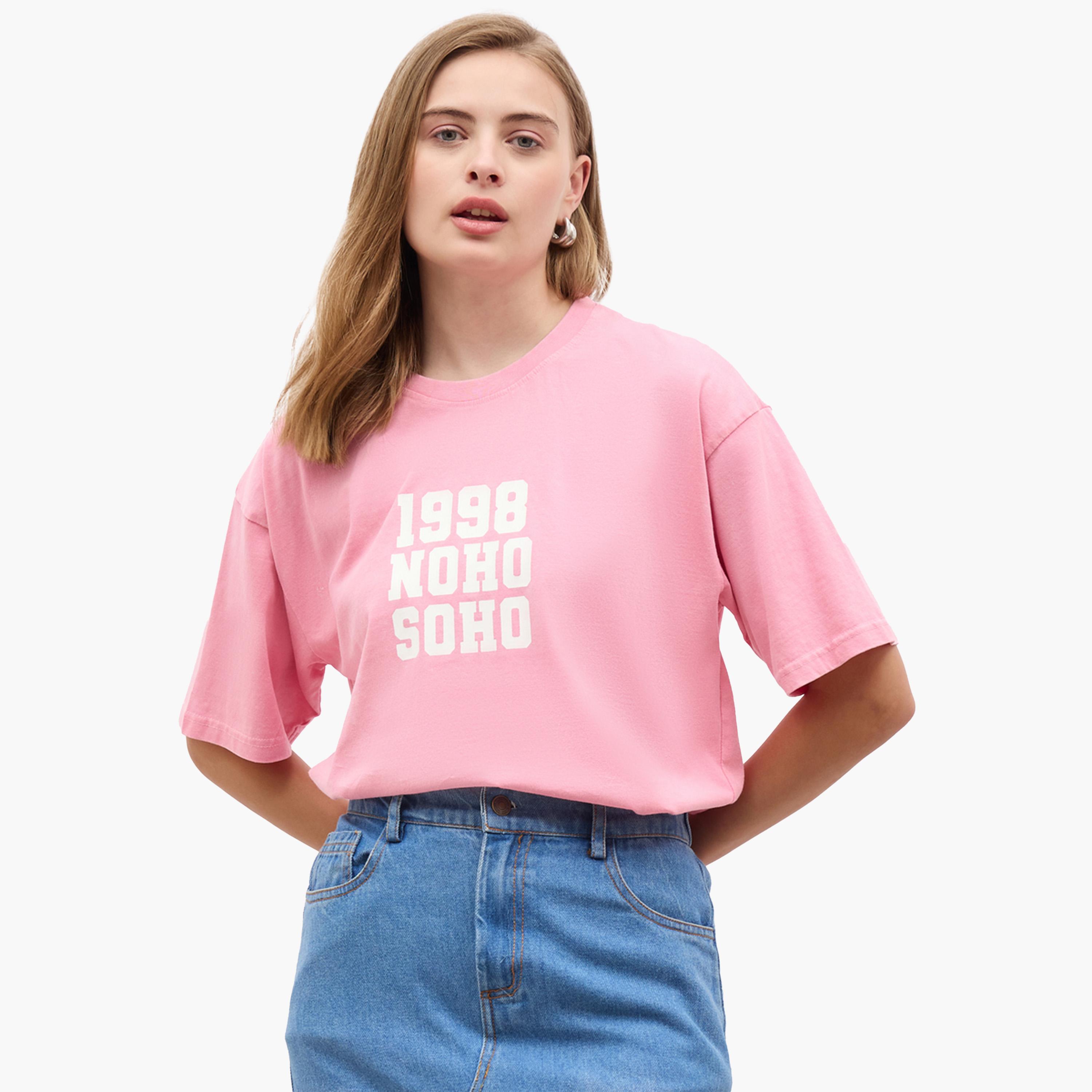 ستايلي - تي شيرت كبير الحجم بأكمام قصيرة وطبعة شعار-women-clothing-tshirts-image-1