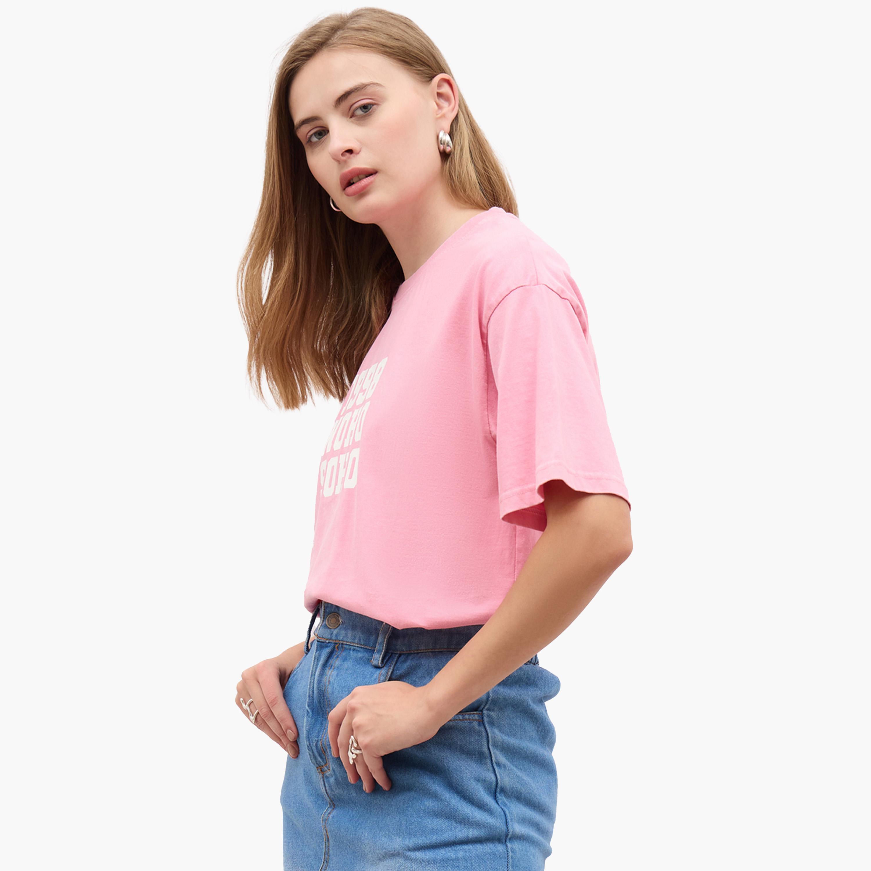 ستايلي - تي شيرت كبير الحجم بأكمام قصيرة وطبعة شعار-women-clothing-tshirts-image-3
