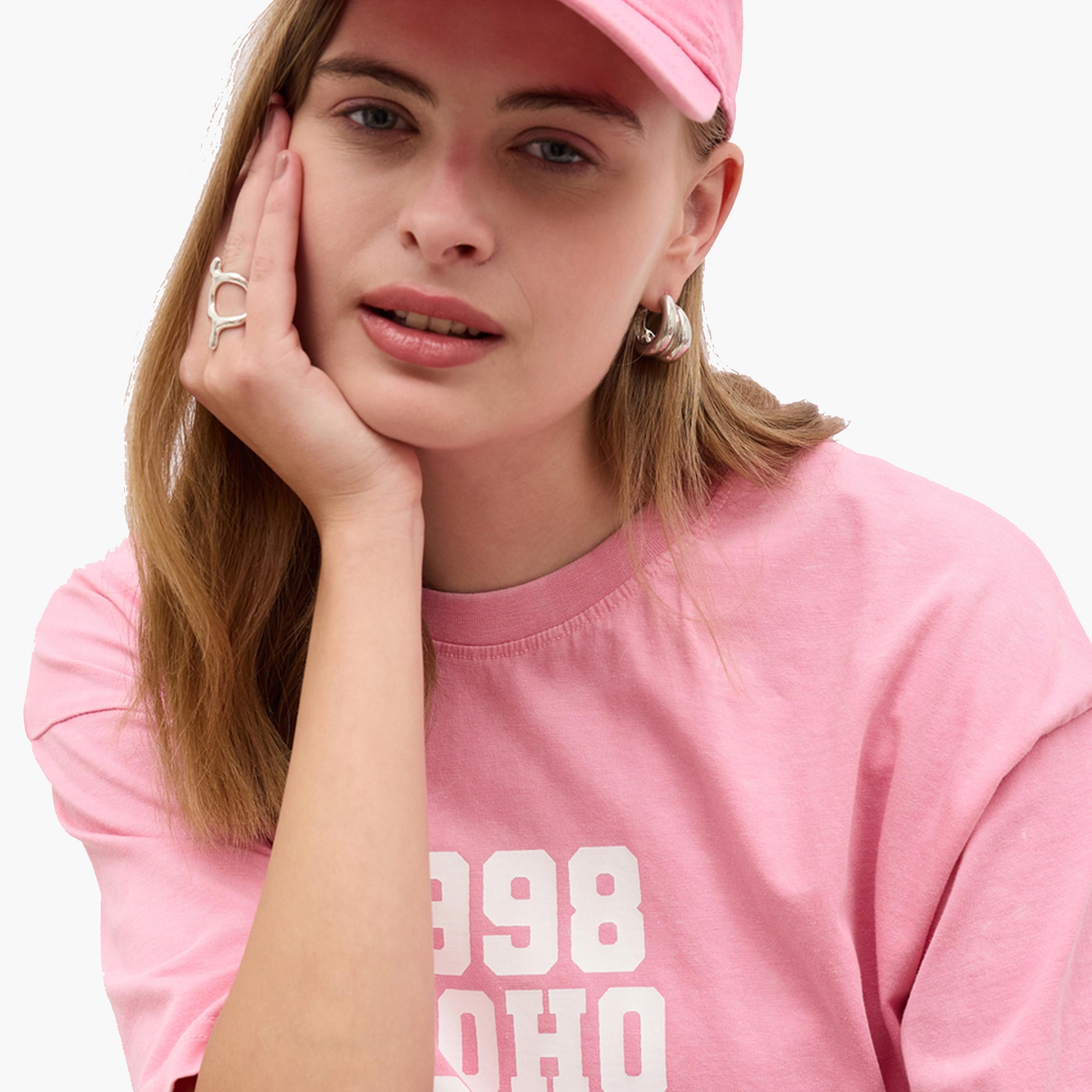 ستايلي - تي شيرت كبير الحجم بأكمام قصيرة وطبعة شعار-women-clothing-tshirts-image-4