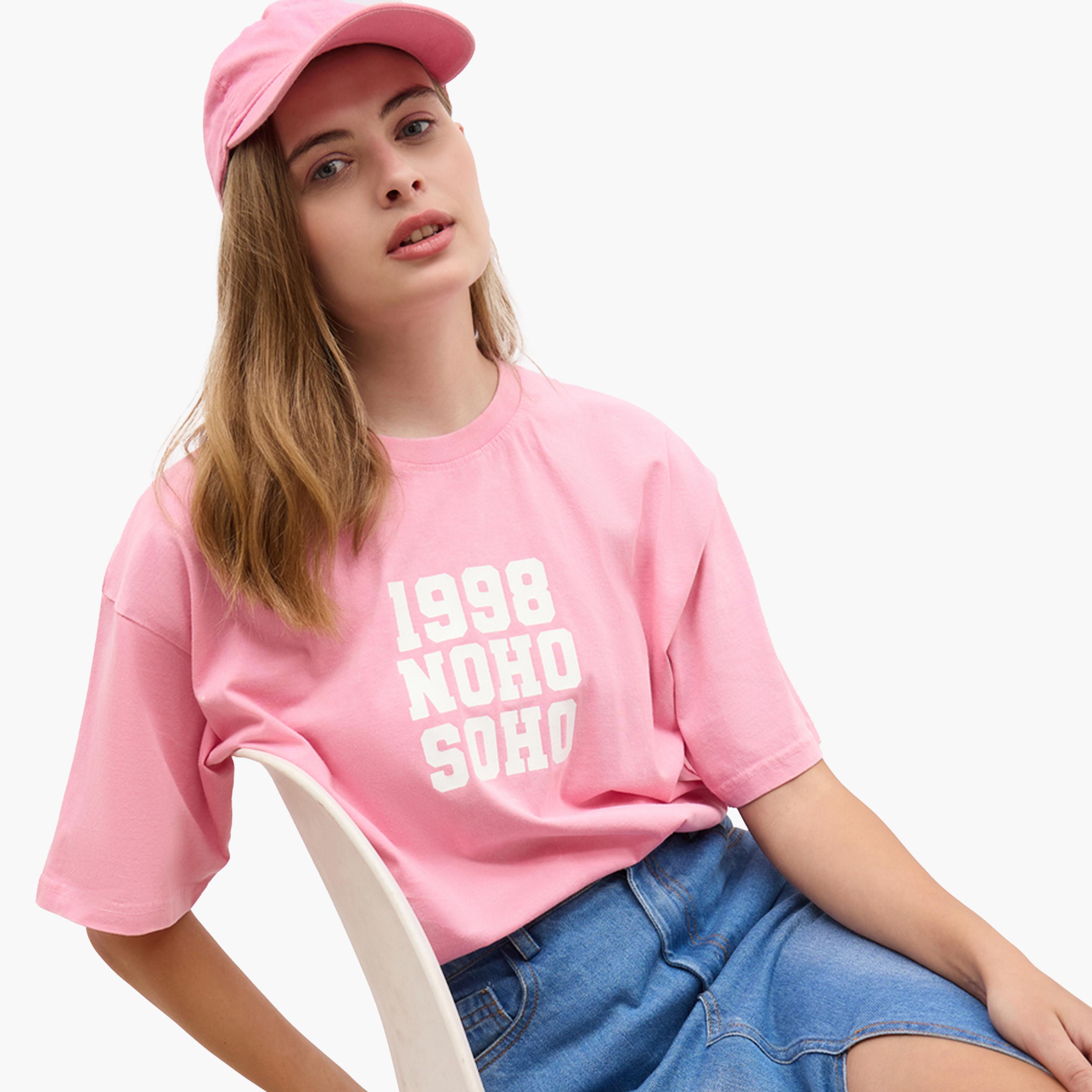 ستايلي - تي شيرت كبير الحجم بأكمام قصيرة وطبعة شعار-women-clothing-tshirts-image-6