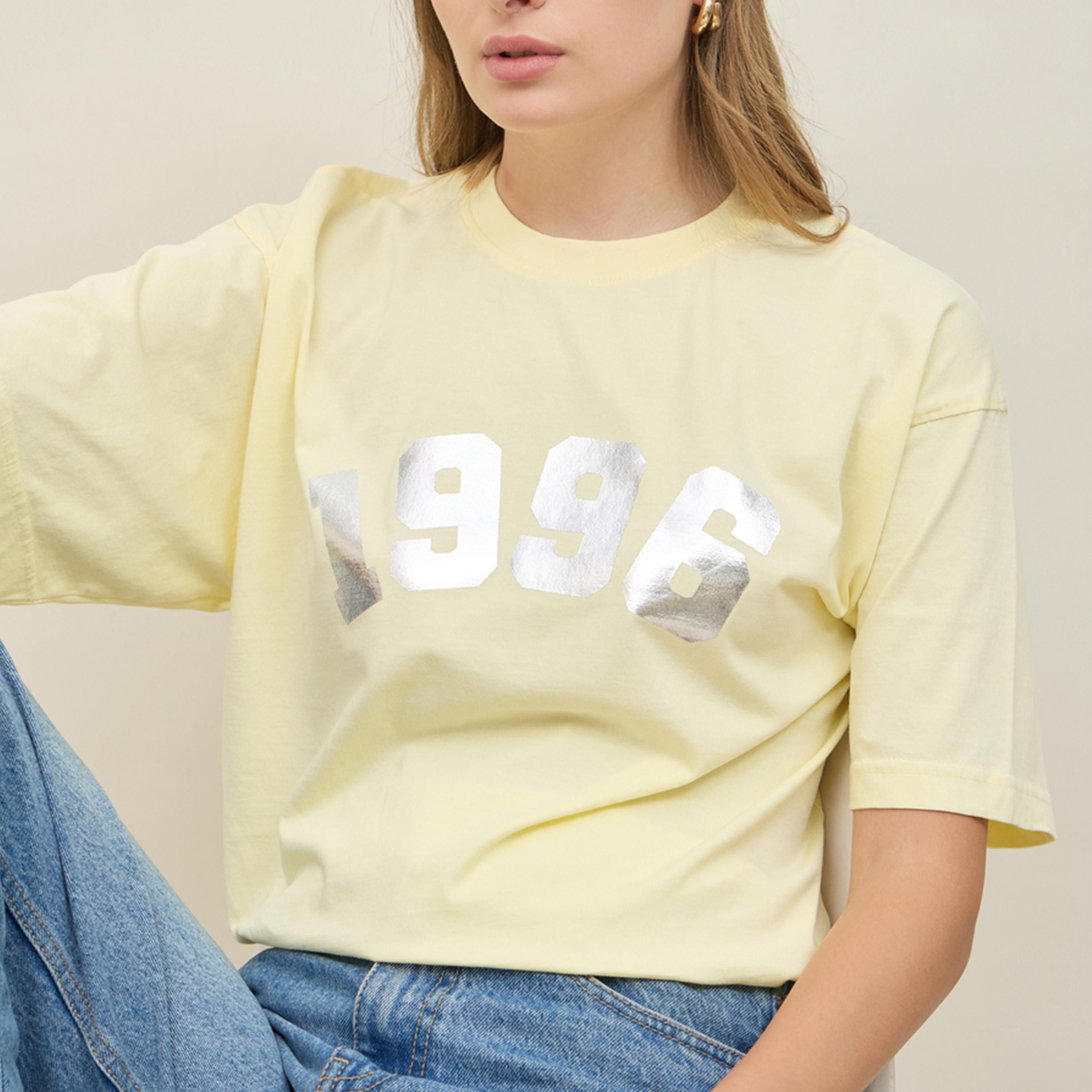 ستايلي - تي شيرت كبير الحجم بطبعة فويل 1998 مغسول بالحامض-women-clothing-tshirts-image-4