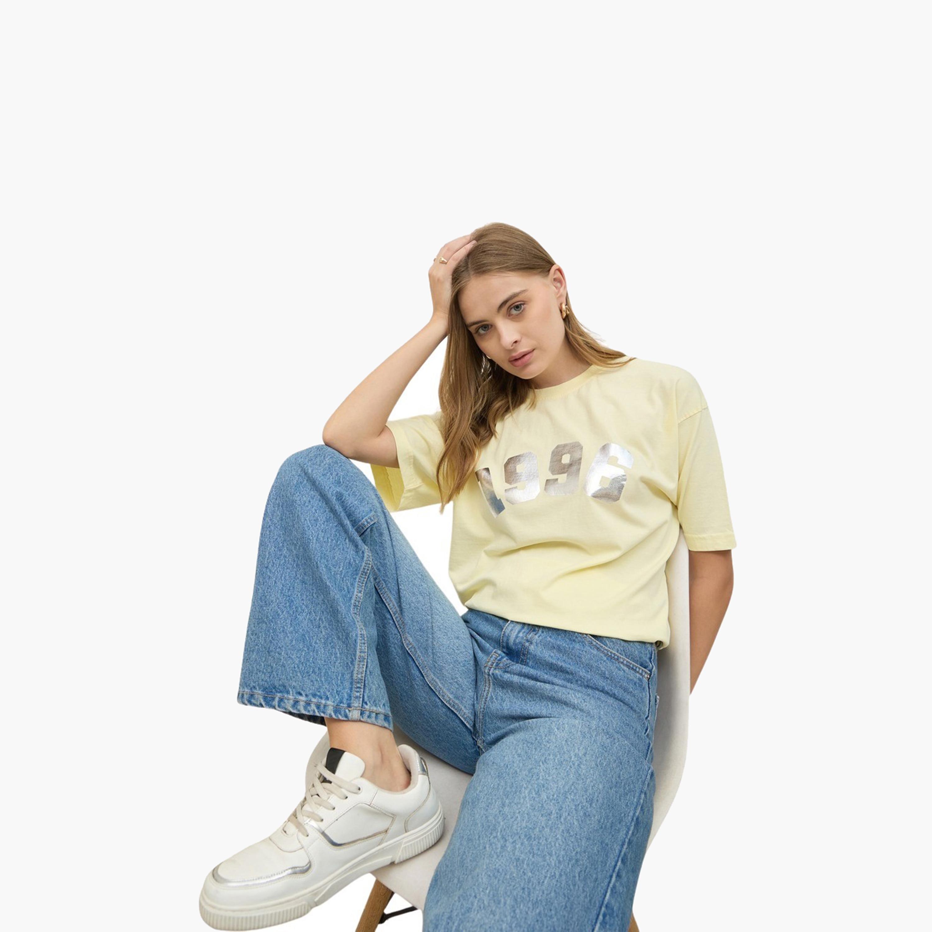ستايلي - تي شيرت كبير الحجم بطبعة فويل 1998 مغسول بالحامض-women-clothing-tshirts-image-6