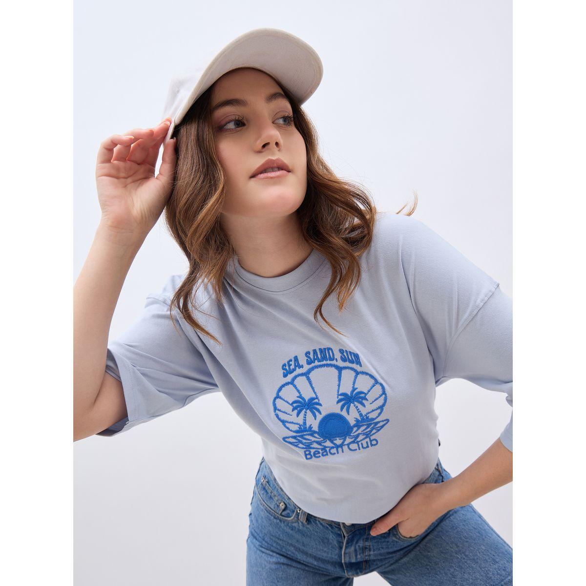 تيشيرت فضفاض بأكتاف منخفضة وتفاصيل مُطرّزة-women-clothing-tshirts-image-6