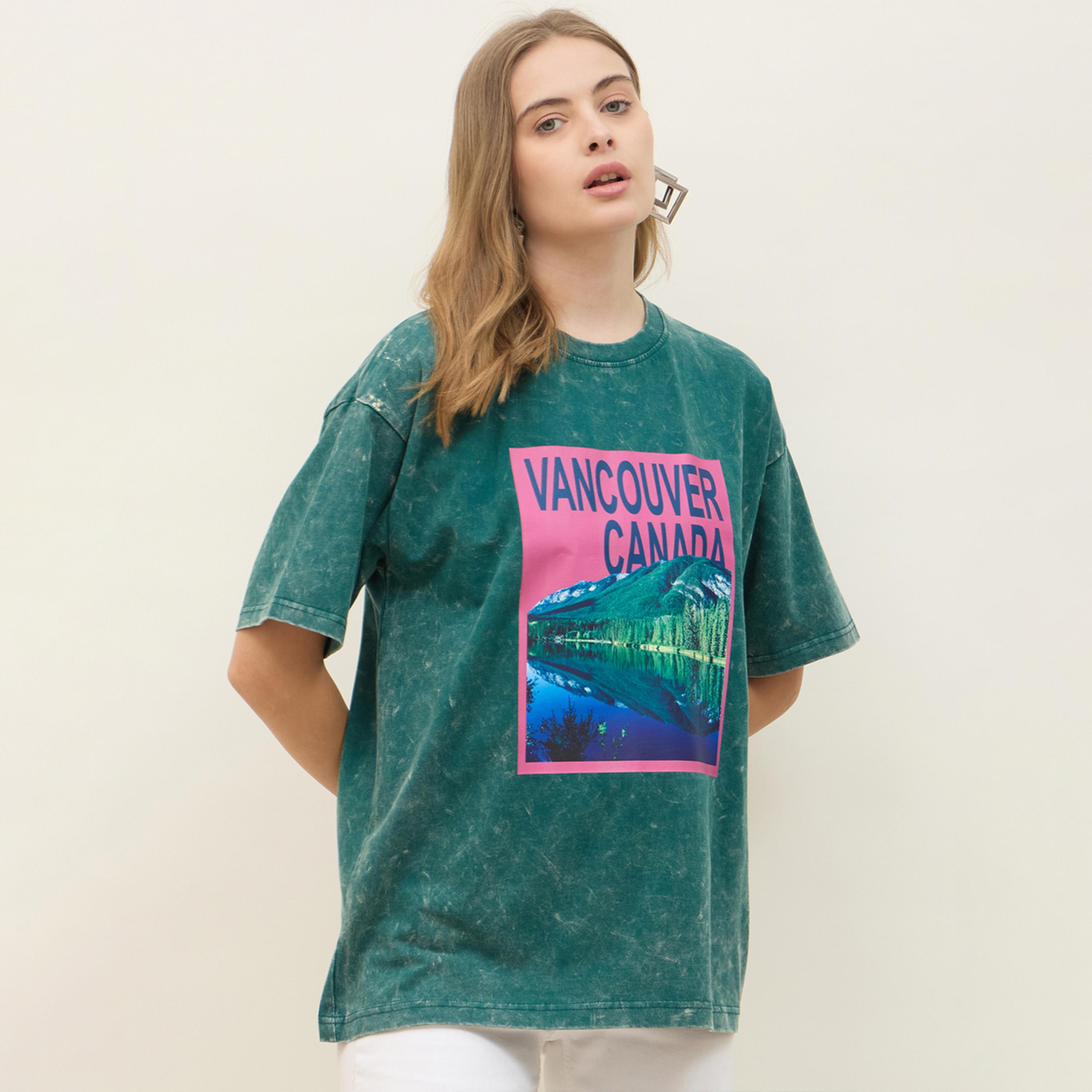 ستايلي - تي شيرت كبير الحجم بطباعة فانكوفر جرافيكية ومغسول بالأحماض-women-clothing-tshirts-image-1