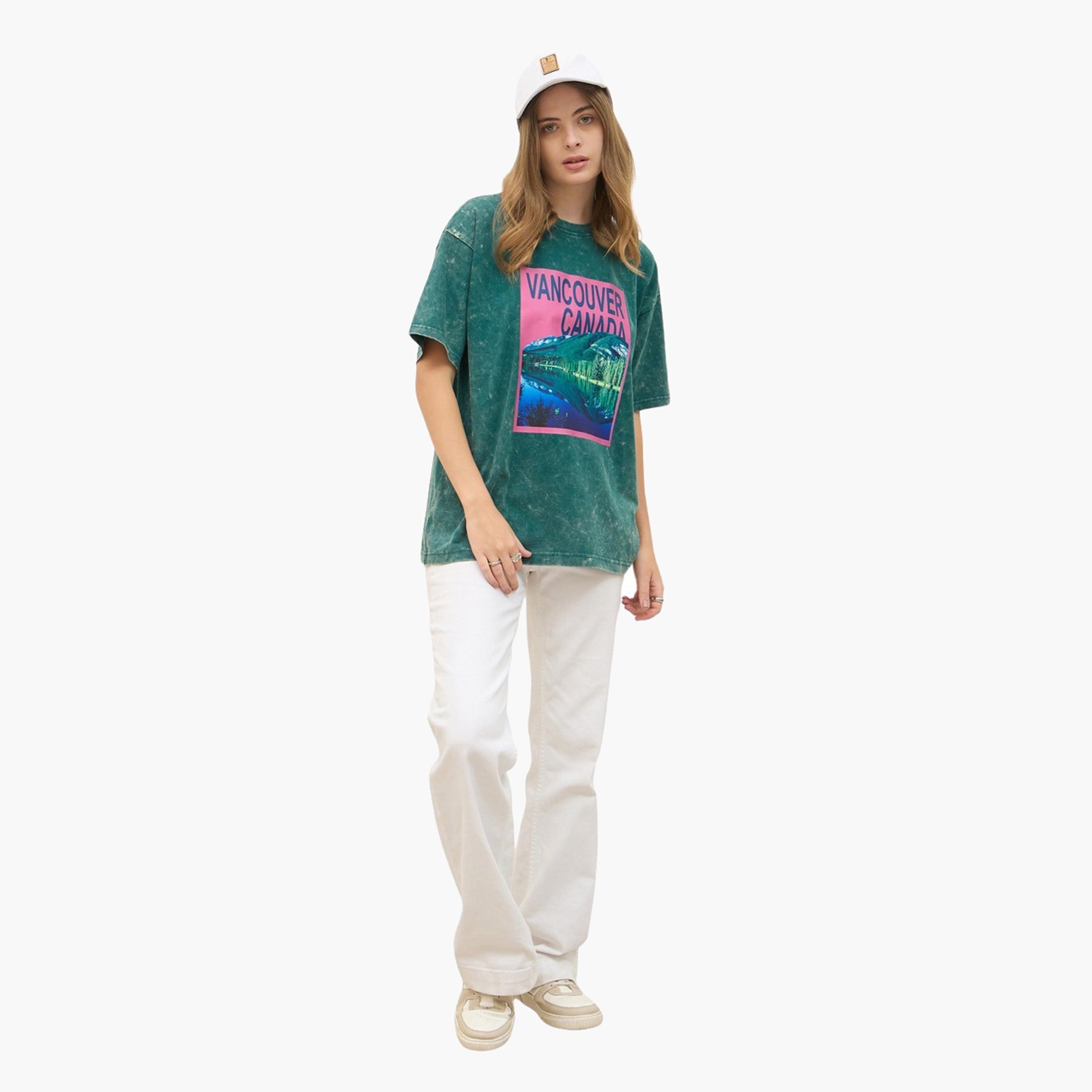 ستايلي - تي شيرت كبير الحجم بطباعة فانكوفر جرافيكية ومغسول بالأحماض-women-clothing-tshirts-image-2