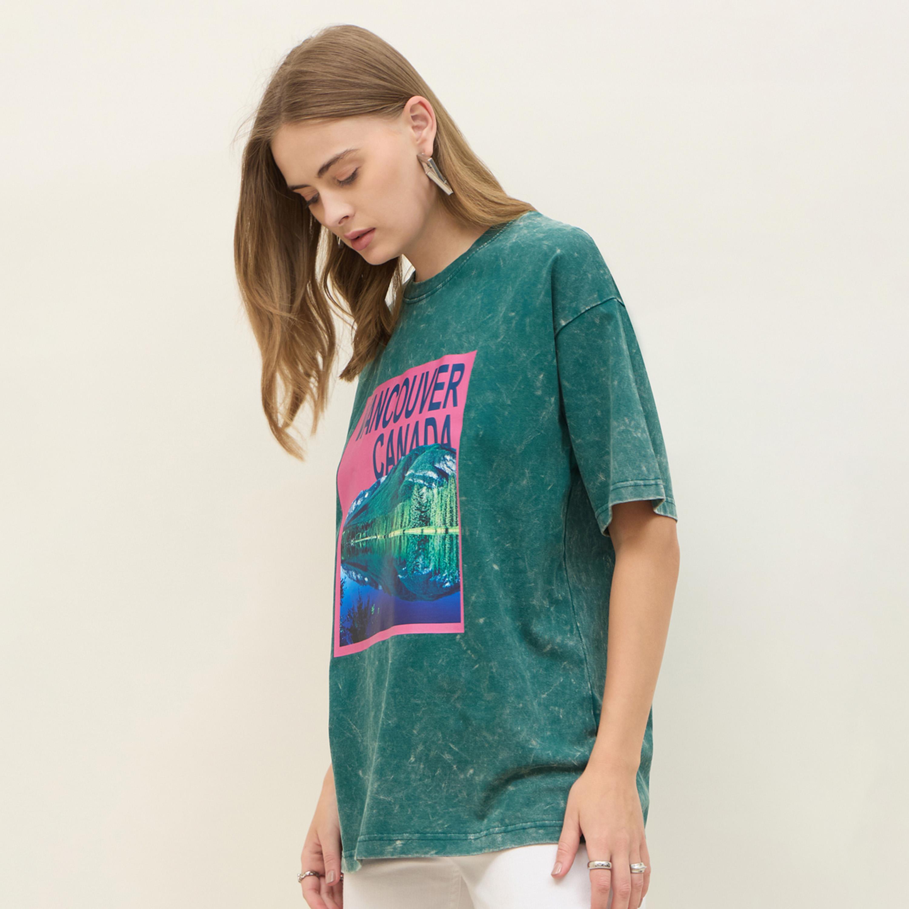 ستايلي - تي شيرت كبير الحجم بطباعة فانكوفر جرافيكية ومغسول بالأحماض-women-clothing-tshirts-image-3