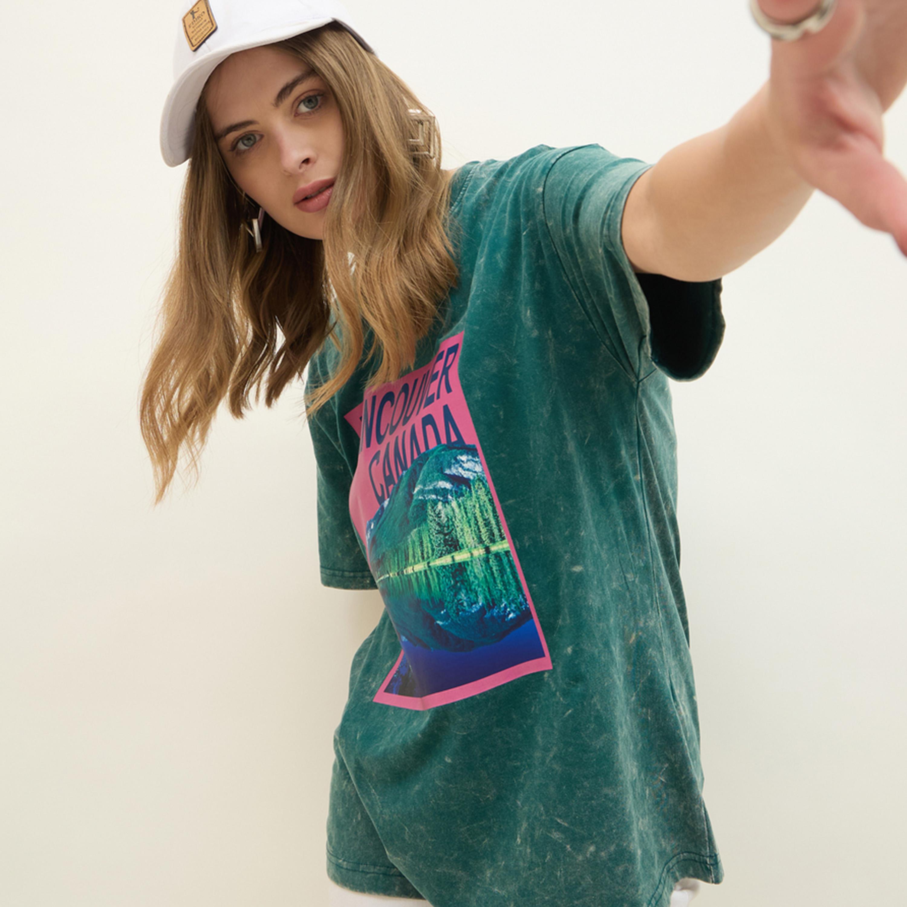 ستايلي - تي شيرت كبير الحجم بطباعة فانكوفر جرافيكية ومغسول بالأحماض-women-clothing-tshirts-image-6