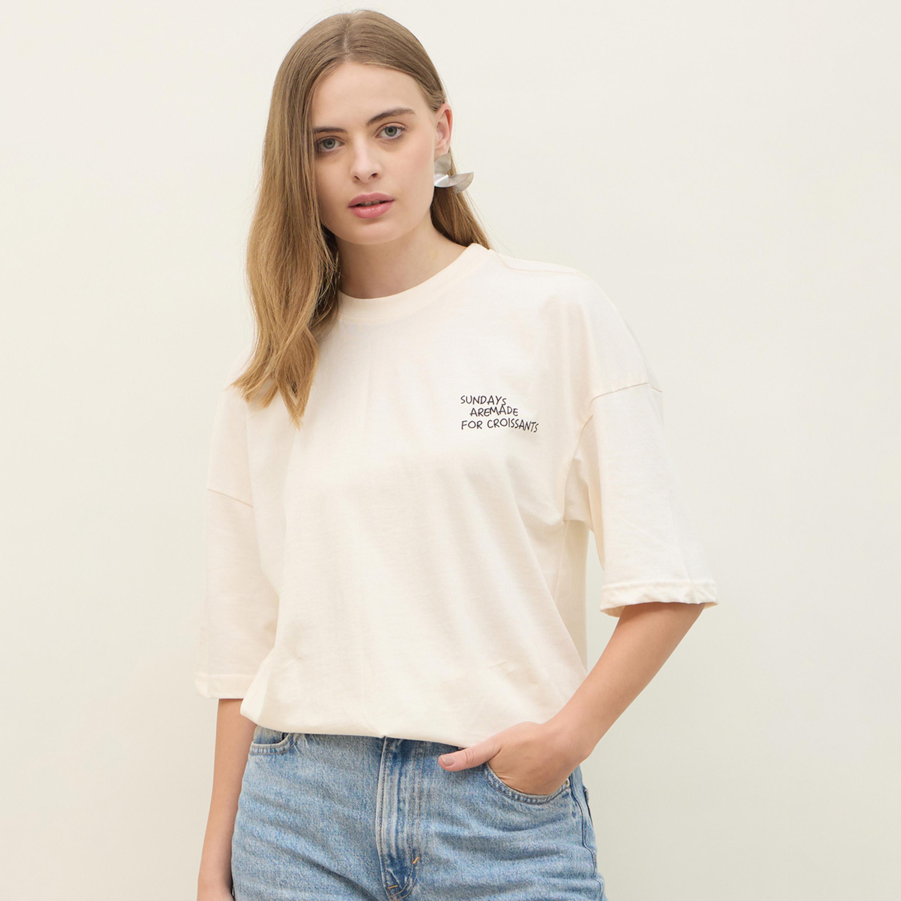 ستايلي - تي شيرت بطبعة جرافيكية كرواسون وأكتاف منسدلة كبير الحجم-women-clothing-tshirts-image-1