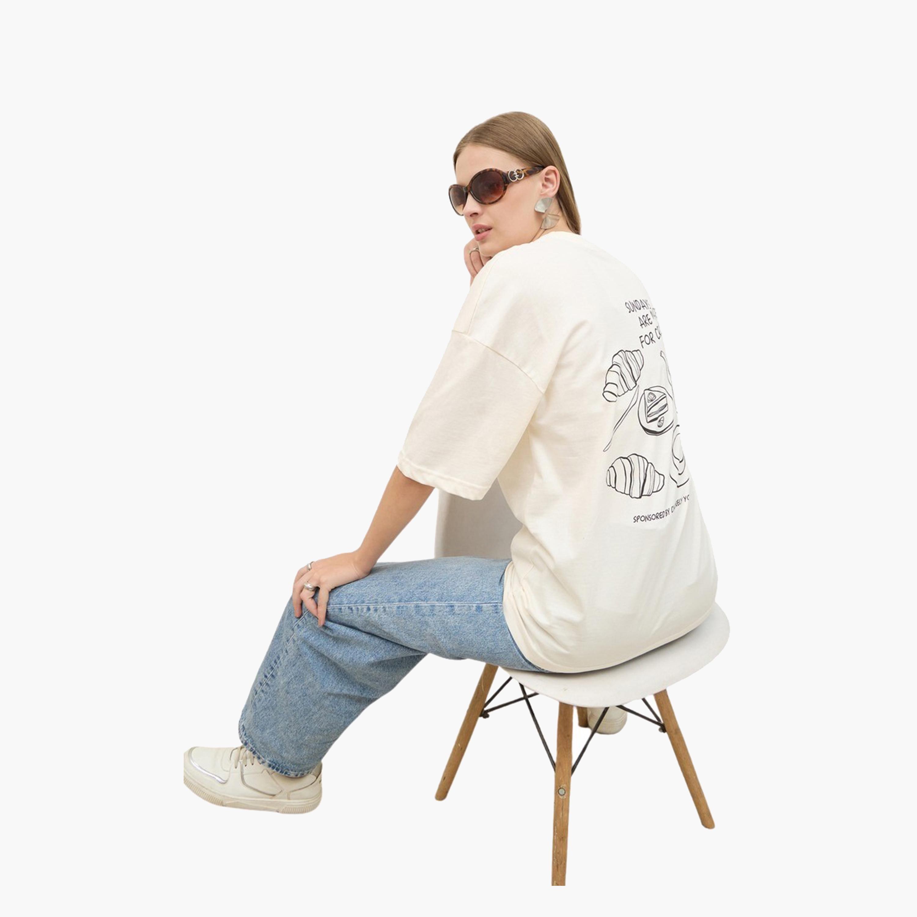 ستايلي - تي شيرت بطبعة جرافيكية كرواسون وأكتاف منسدلة كبير الحجم-women-clothing-tshirts-image-6