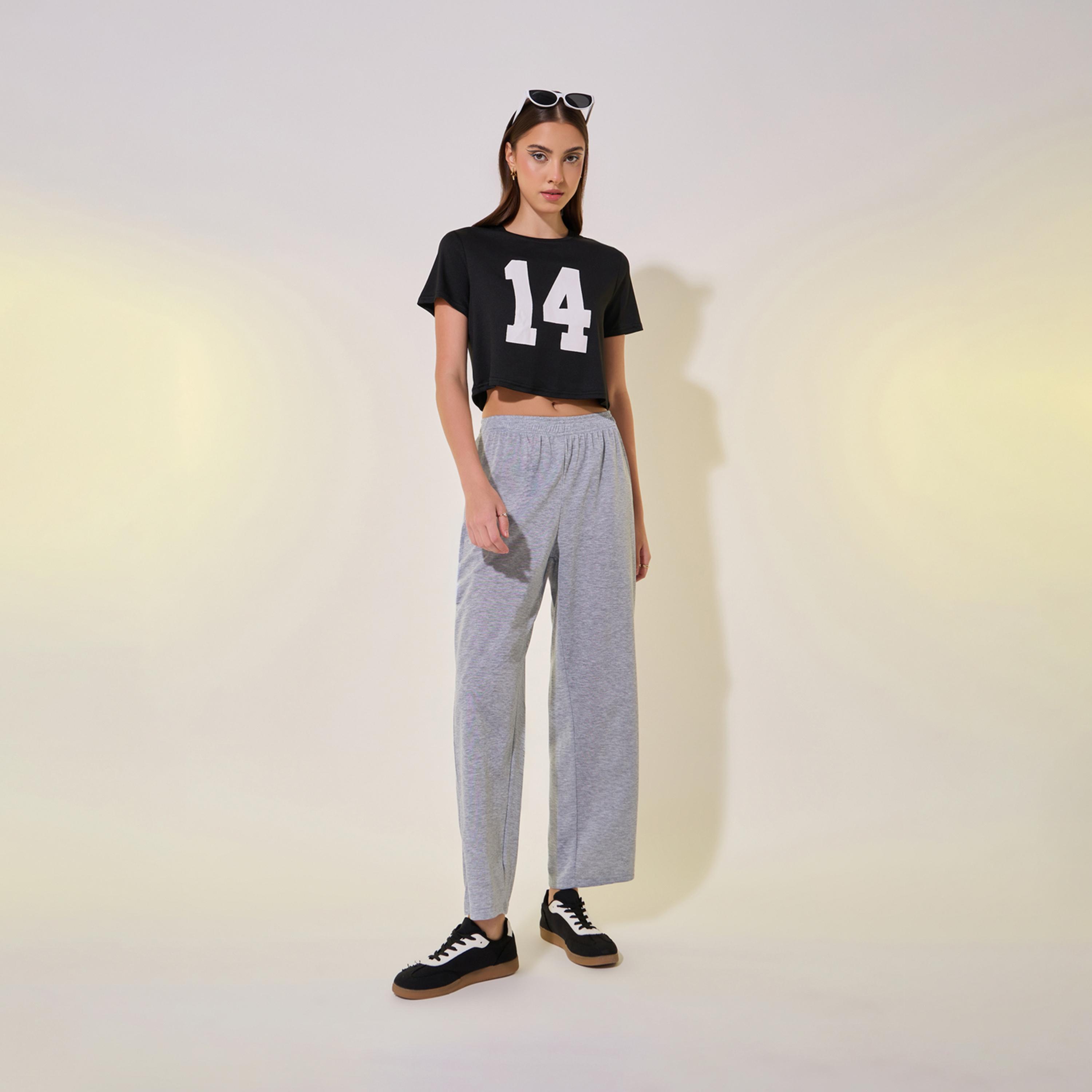 طقم منسق من بنطال وبلوزة قصير بطبعة كتابة-women-clothing-coordsets-image-2