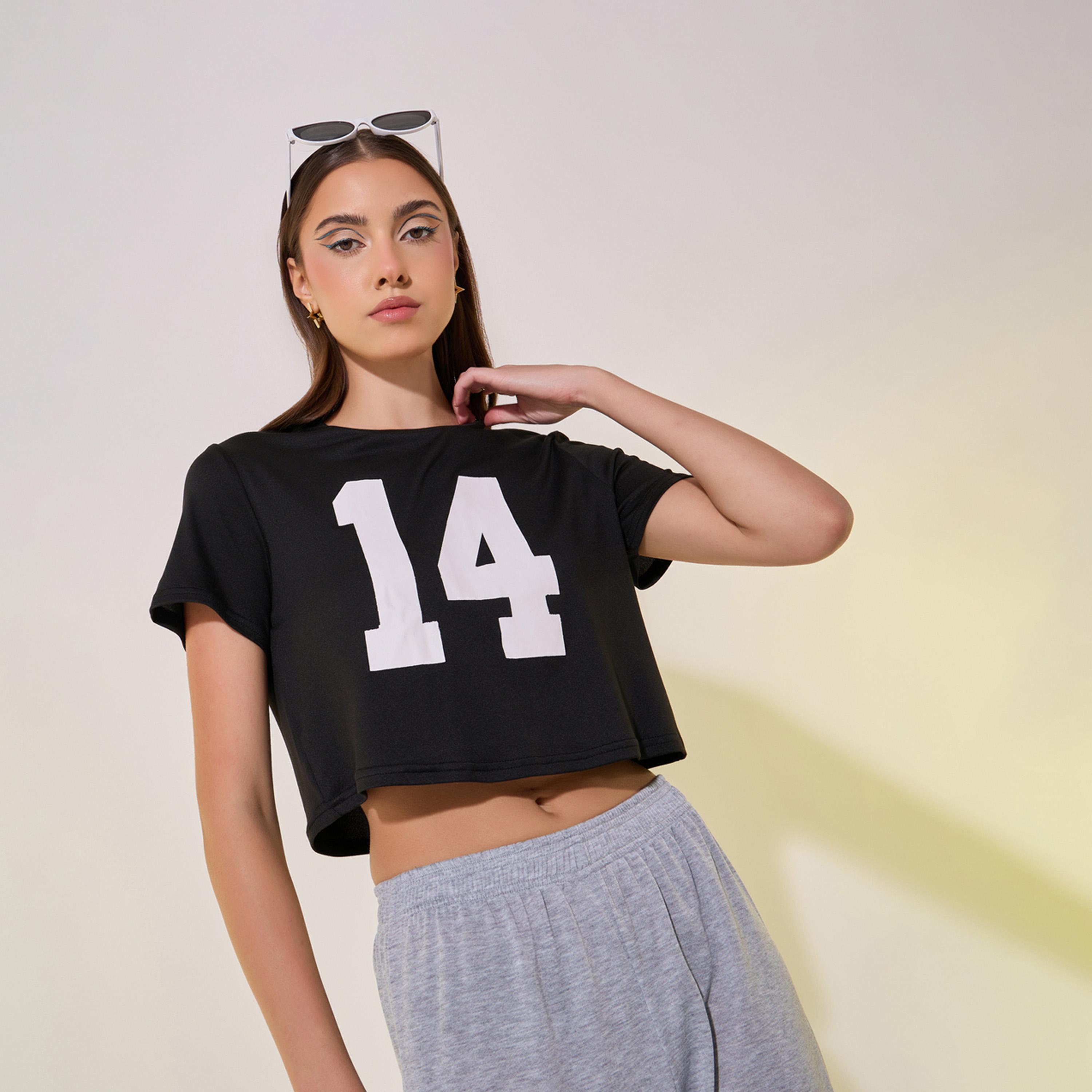 طقم منسق من بنطال وبلوزة قصير بطبعة كتابة-women-clothing-coordsets-image-3