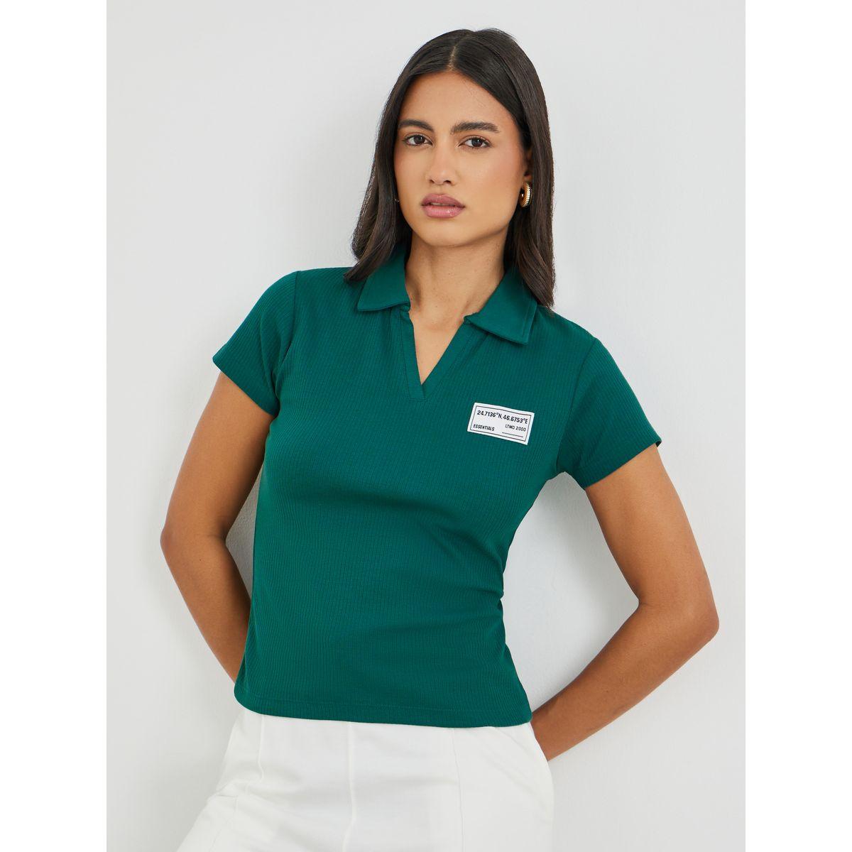تيشيرت بولو قصير بتفاصيل مضلعة ومزين بشارة-women-clothing-tshirts-image-1