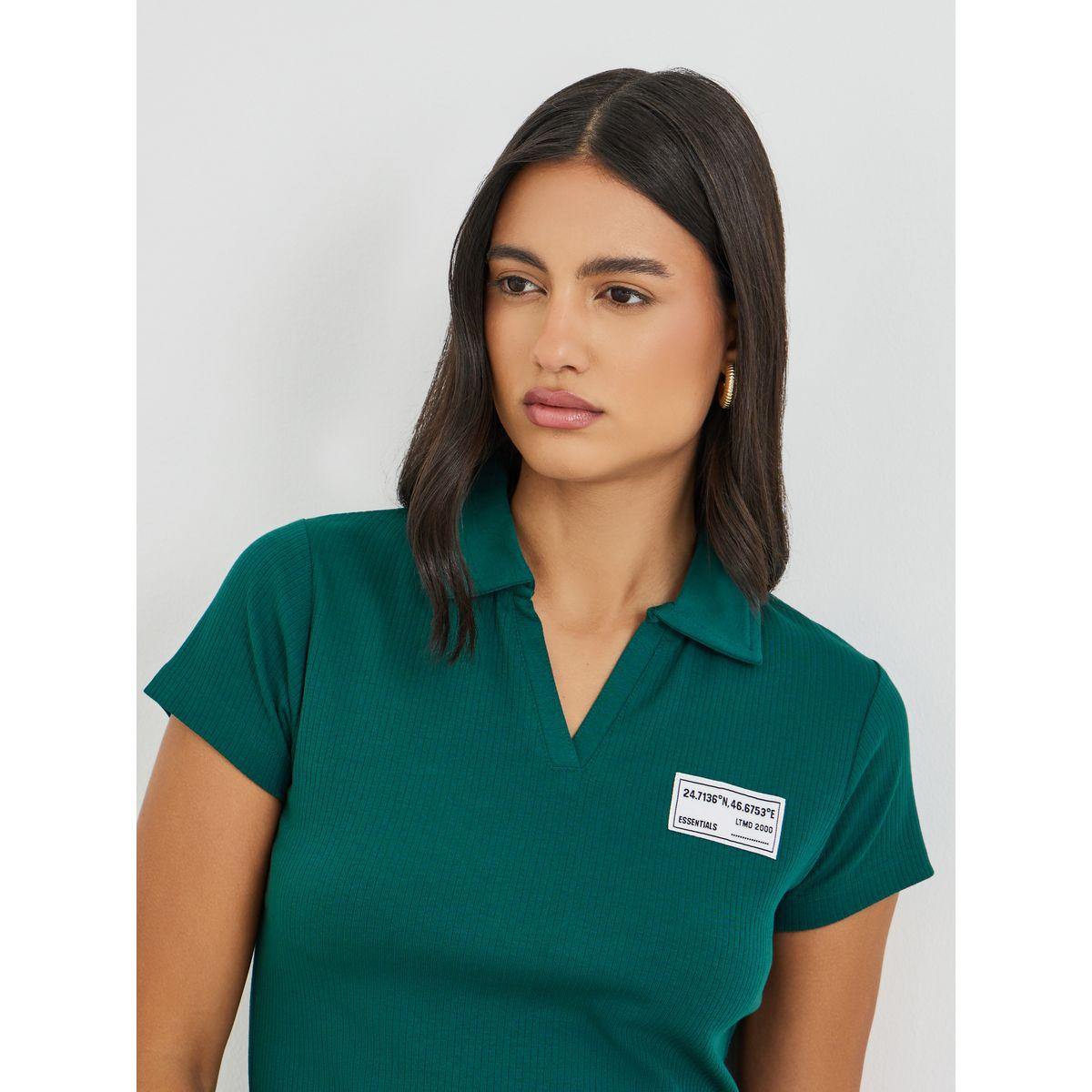تيشيرت بولو قصير بتفاصيل مضلعة ومزين بشارة-women-clothing-tshirts-image-3