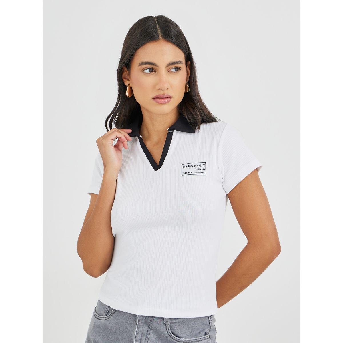 تيشيرت بولو قصير بتفاصيل مضلعة ومزين بشارة-women-clothing-tshirts-image-1