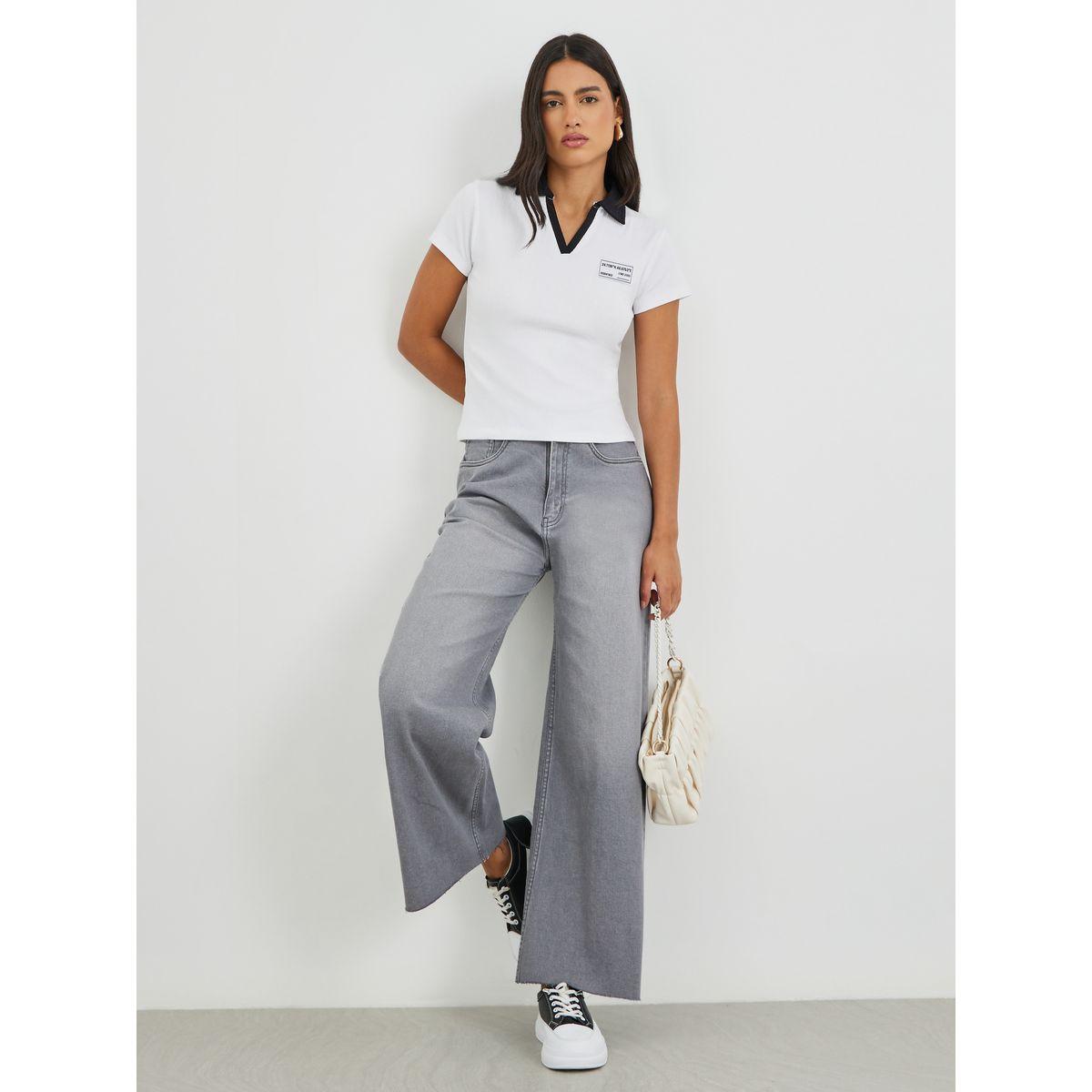 تيشيرت بولو قصير بتفاصيل مضلعة ومزين بشارة-women-clothing-tshirts-image-2
