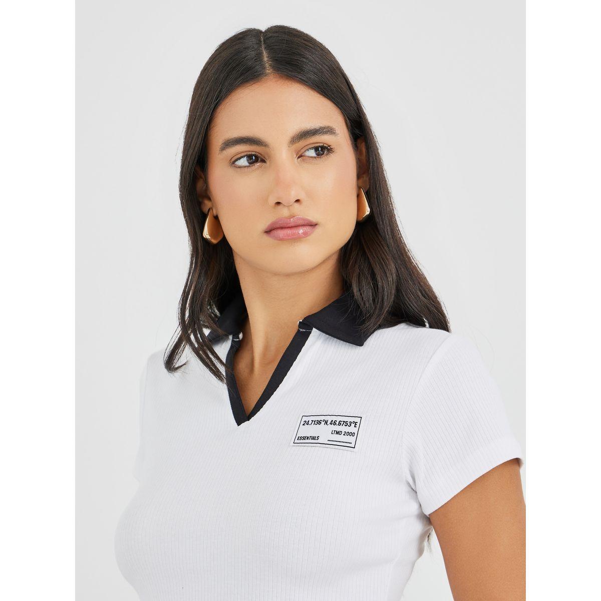 تيشيرت بولو قصير بتفاصيل مضلعة ومزين بشارة-women-clothing-tshirts-image-3