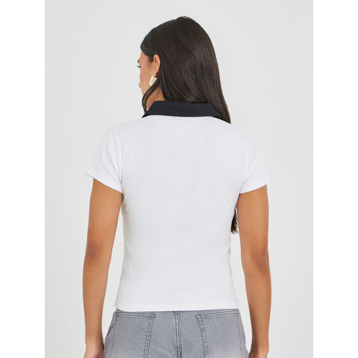 تيشيرت بولو قصير بتفاصيل مضلعة ومزين بشارة-women-clothing-tshirts-image-4