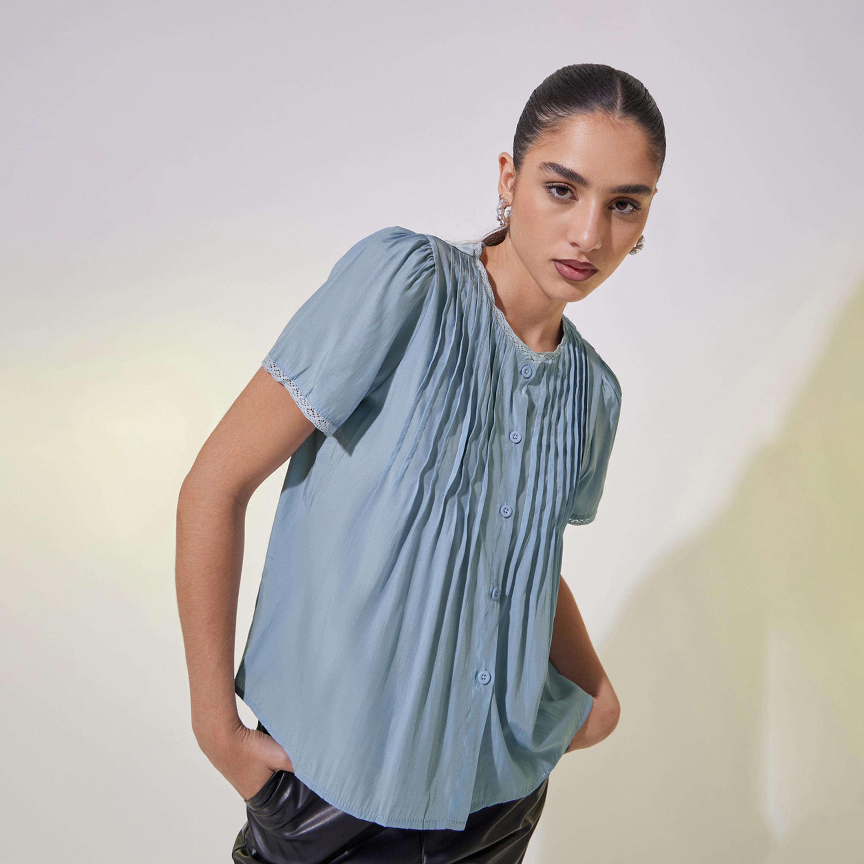 بلوزة محزوزة باكمام منفوخة وتفاصيل دانتيل-women-clothing-shirtsandblouses-shirts-image-1