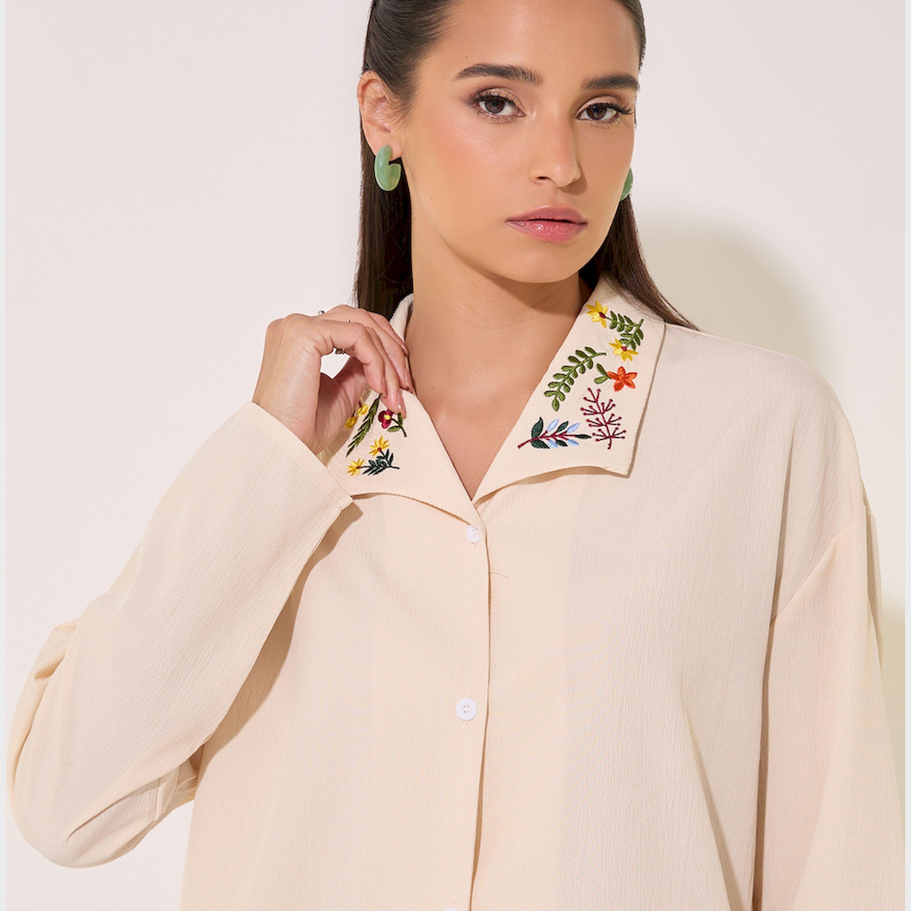 بلوزة بتفاصيل مُطرزة مع ياقة وقصة عادية-women-clothing-shirtsandblouses-shirts-image-3